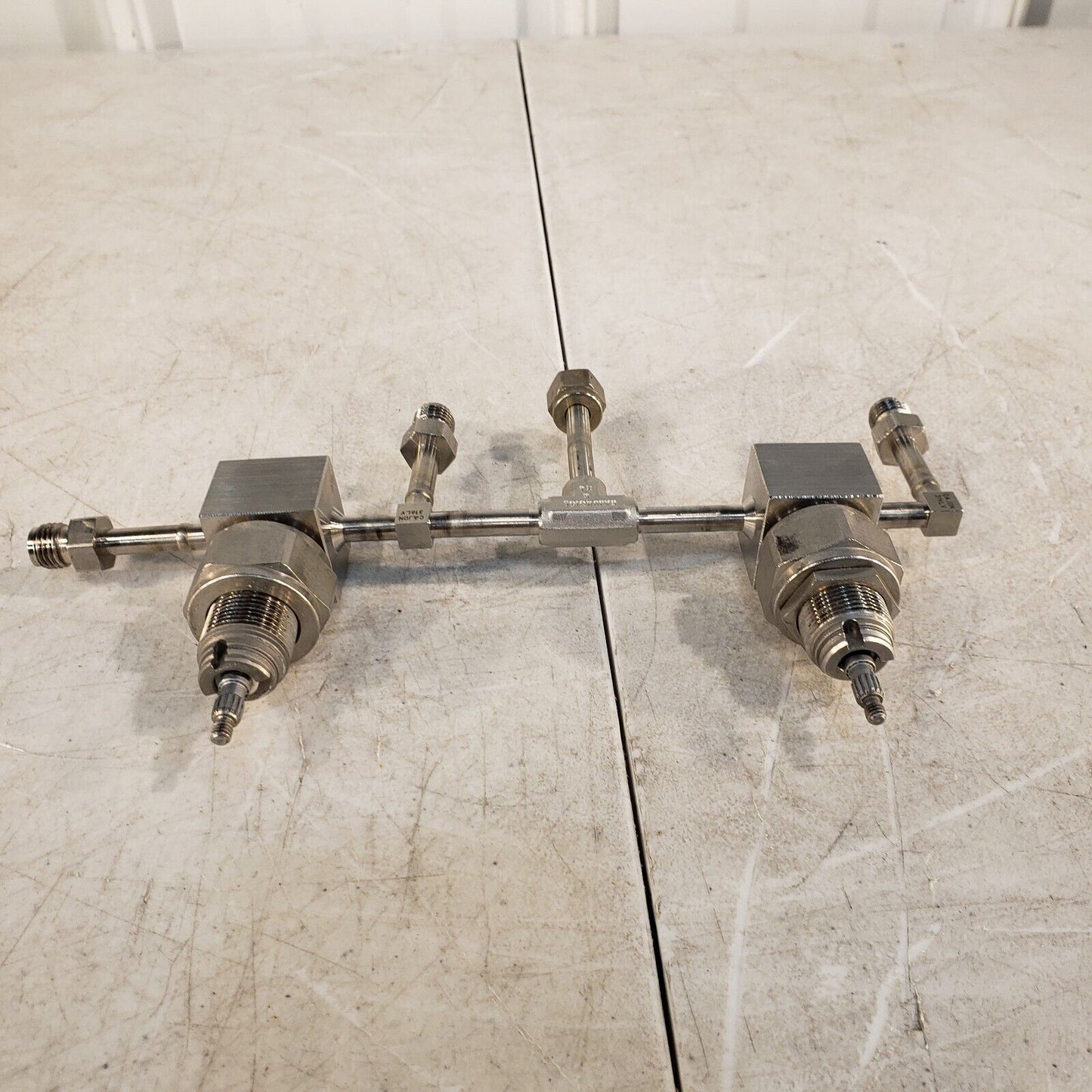 2x Nupro 6LV-DLBW4 666422 Valves, 1/4" Tubing and 1/4" Swagelok Ends High Vacuum