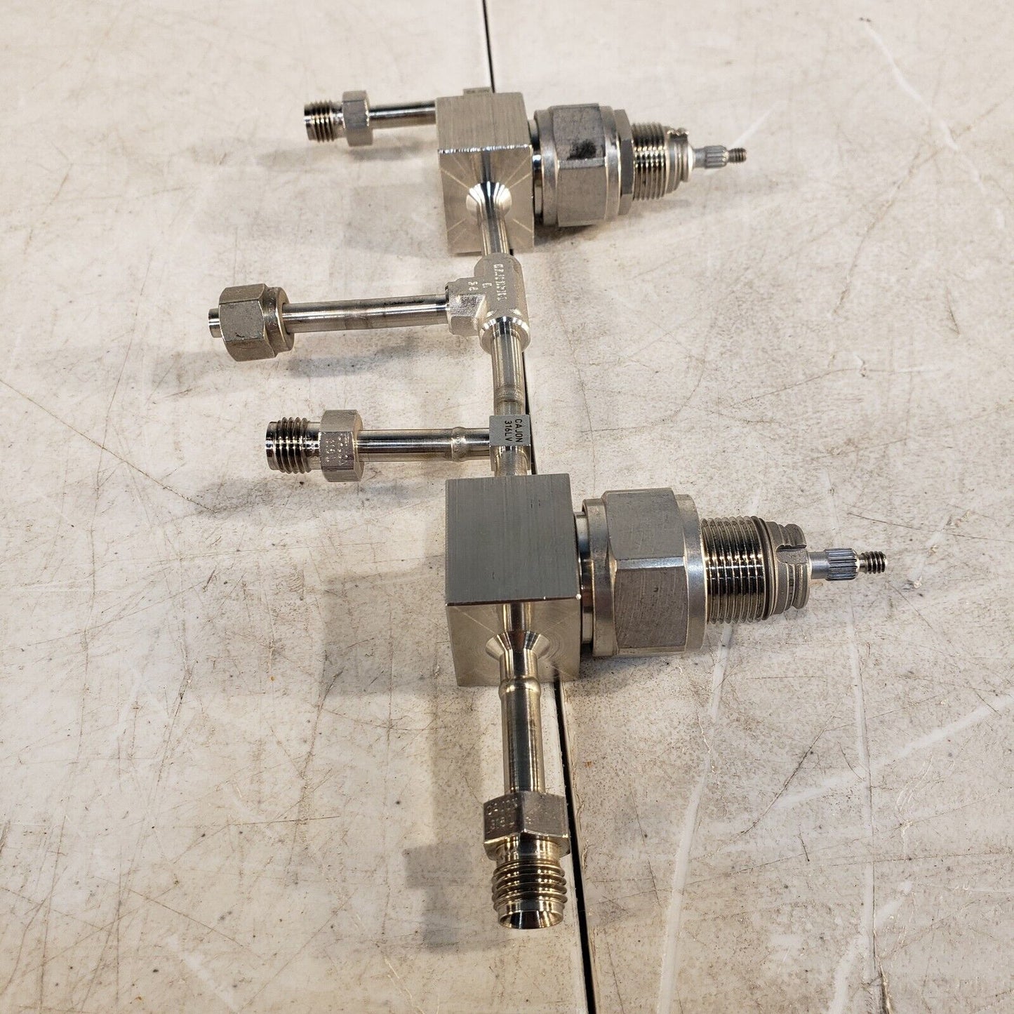 2x Nupro 6LV-DLBW4 666422 Valves, 1/4" Tubing and 1/4" Swagelok Ends High Vacuum