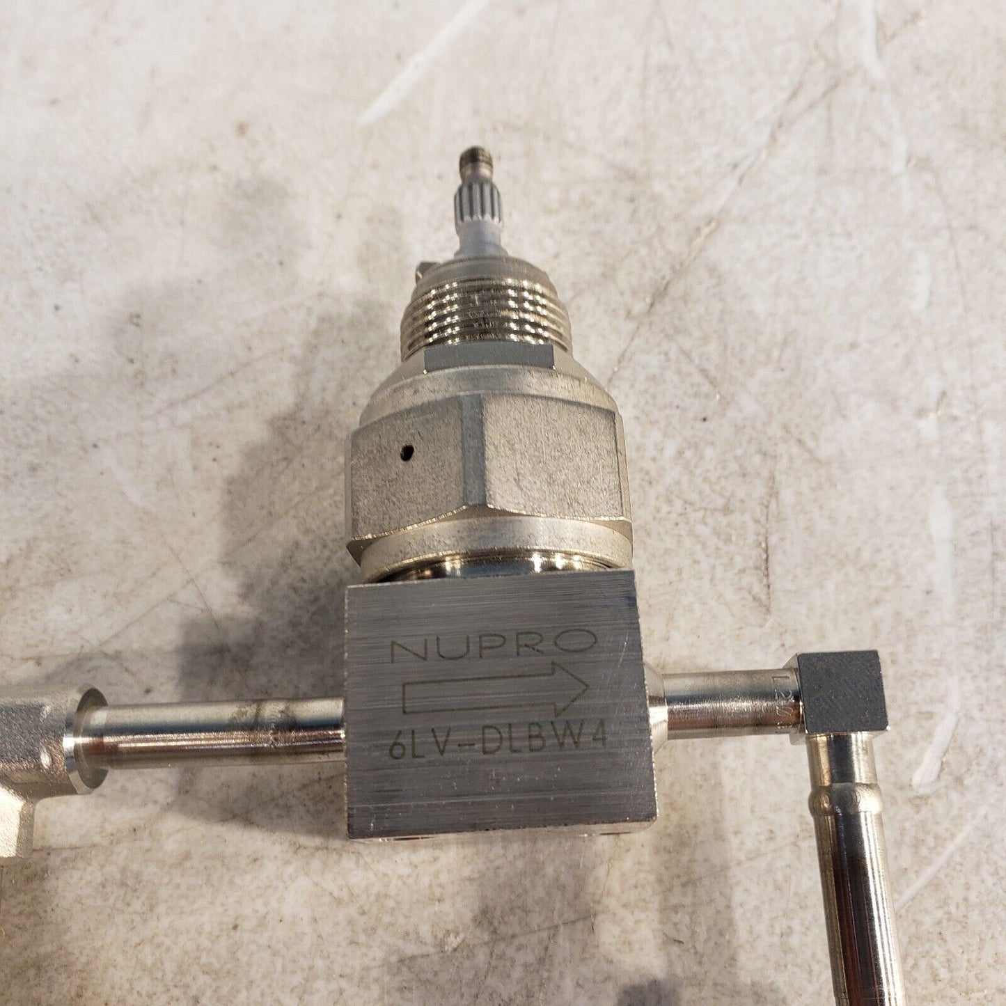 2x Nupro 6LV-DLBW4 666422 Valves, 1/4" Tubing and 1/4" Swagelok Ends High Vacuum