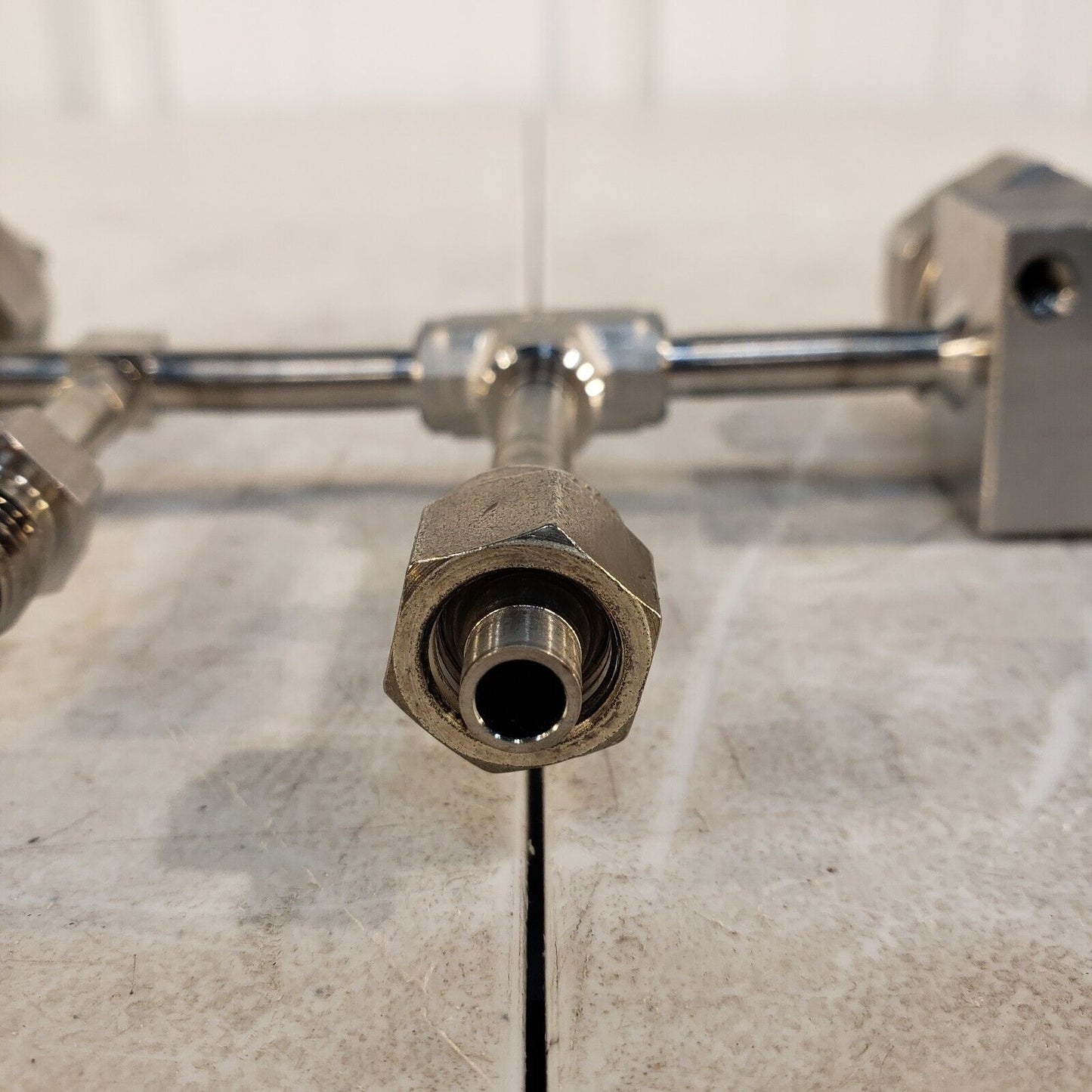 2x Nupro 6LV-DLBW4 666422 Valves, 1/4" Tubing and 1/4" Swagelok Ends High Vacuum