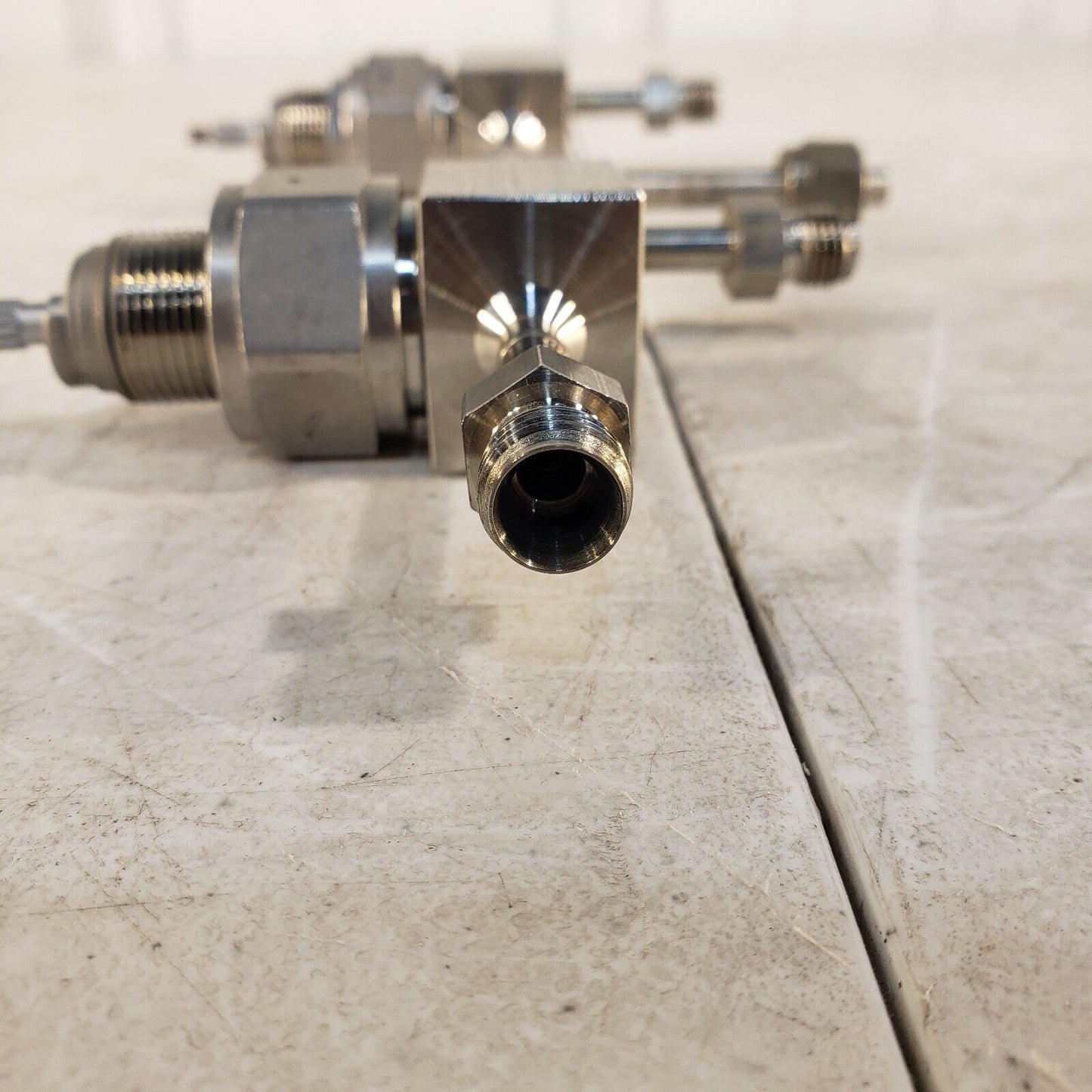 2x Nupro 6LV-DLBW4 666422 Valves, 1/4" Tubing and 1/4" Swagelok Ends High Vacuum