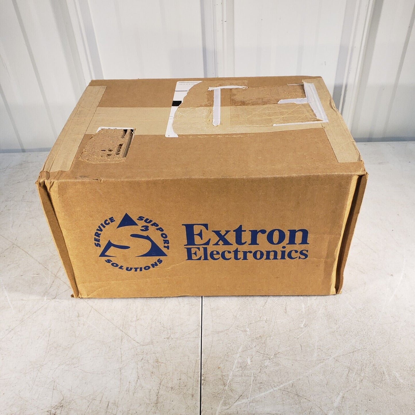 Extron 60-1399-02, Cable Cubby 202 US - Cable Access Enclosure W/ Outlet