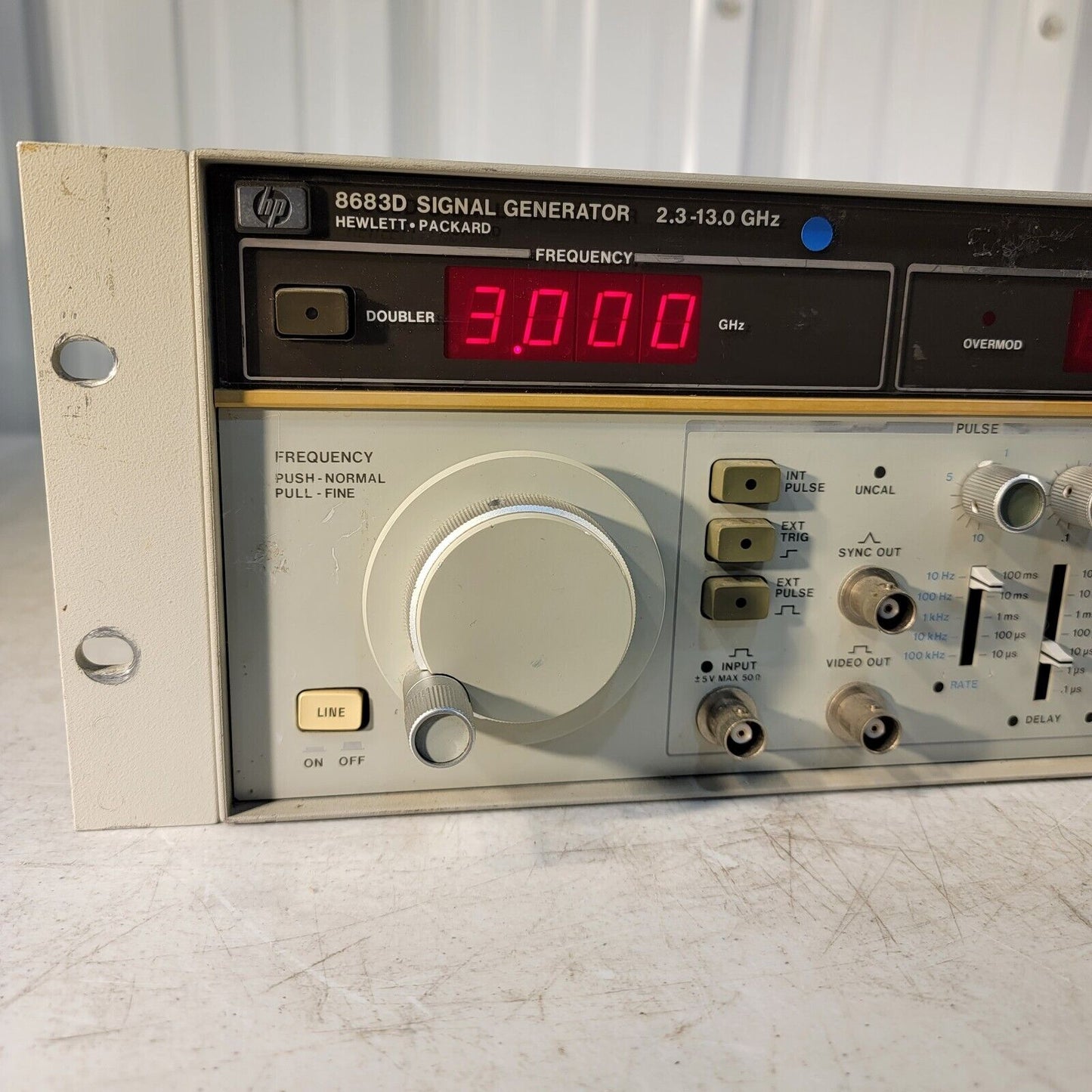 Hewlett Packard HP 8683D Microwave Signal Generator 2.3 to 13.0GHz + AM/FM Mod