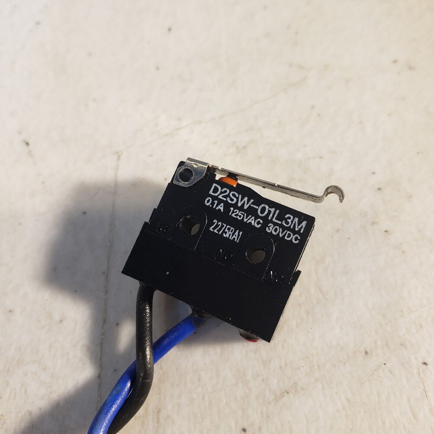 Omron D2SW-01L3M SPDT-NO/NC Roller Lever Microswitch 100mA @ 30V DC