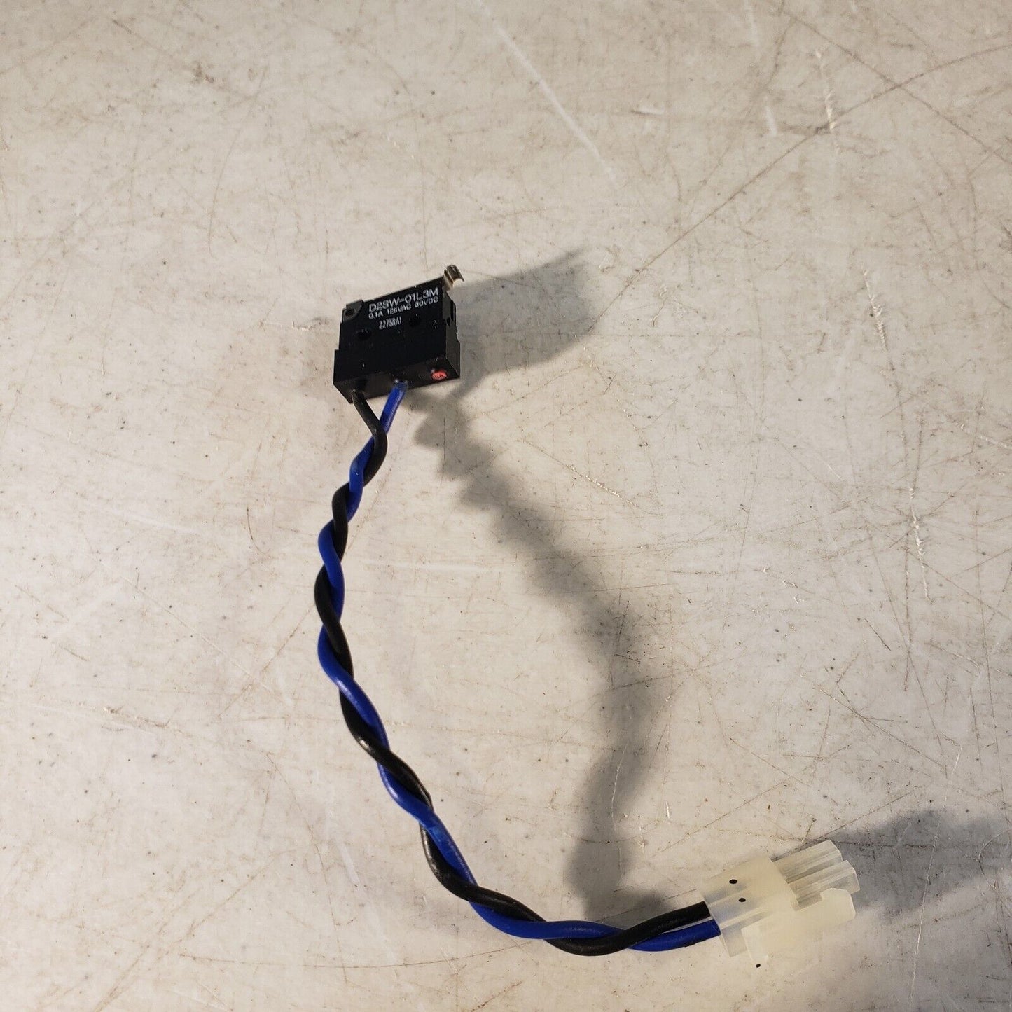 Omron D2SW-01L3M SPDT-NO/NC Roller Lever Microswitch 100mA @ 30V DC