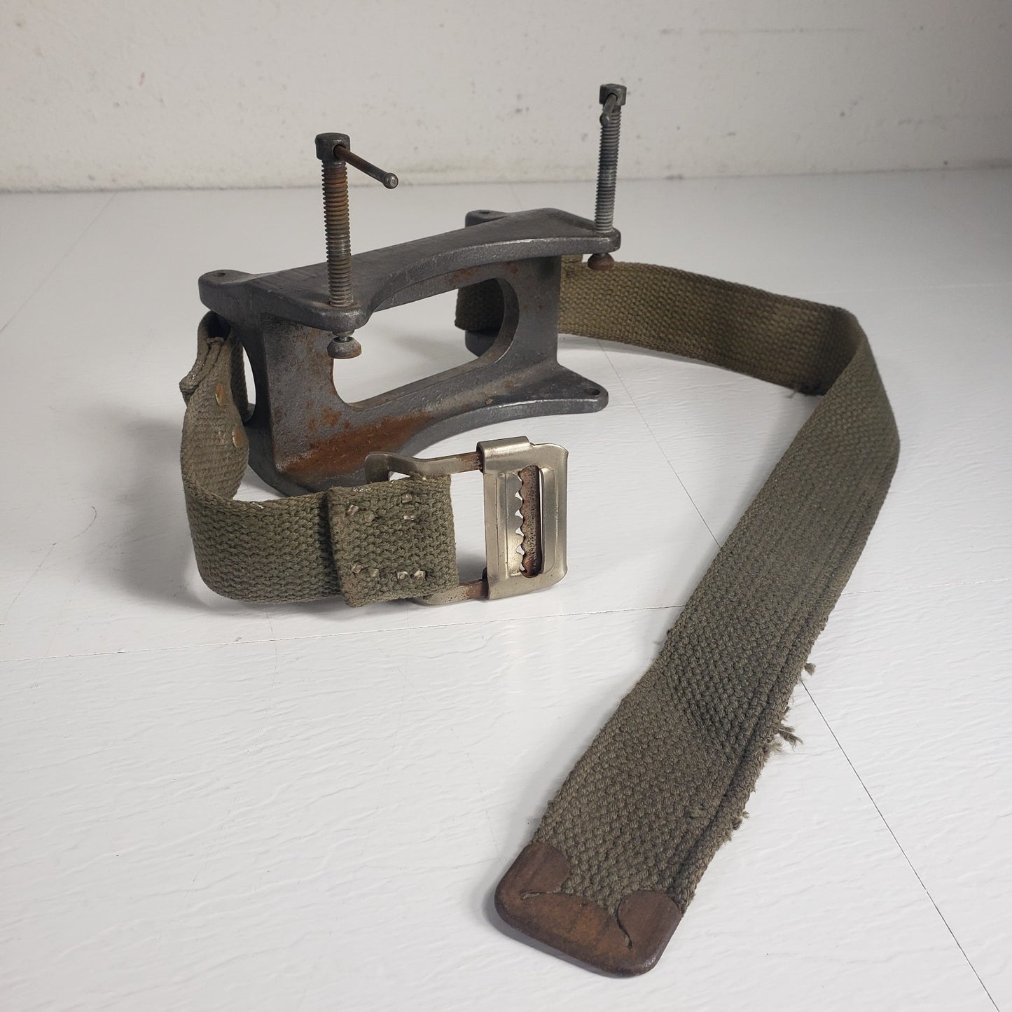 Double Gas Cylinder Bench Mount Bracket Tank Holder Industrial Clamp Restraint