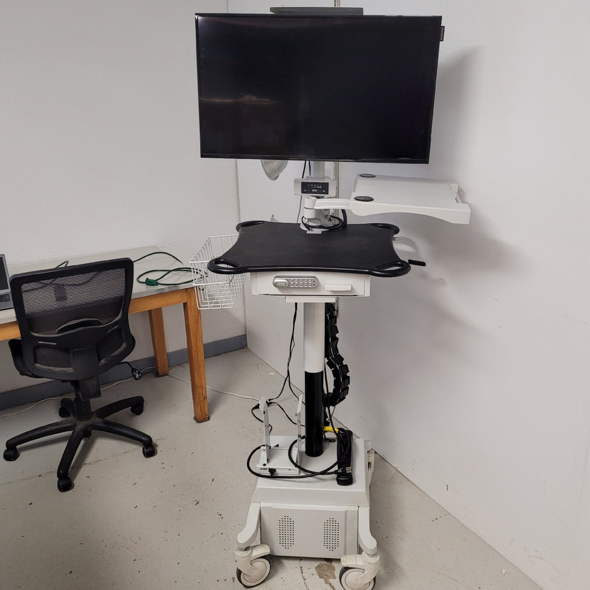 AFC Industries Medical Computer Cart Samsung DM32E 32in Monitor Tripp Lite UPS