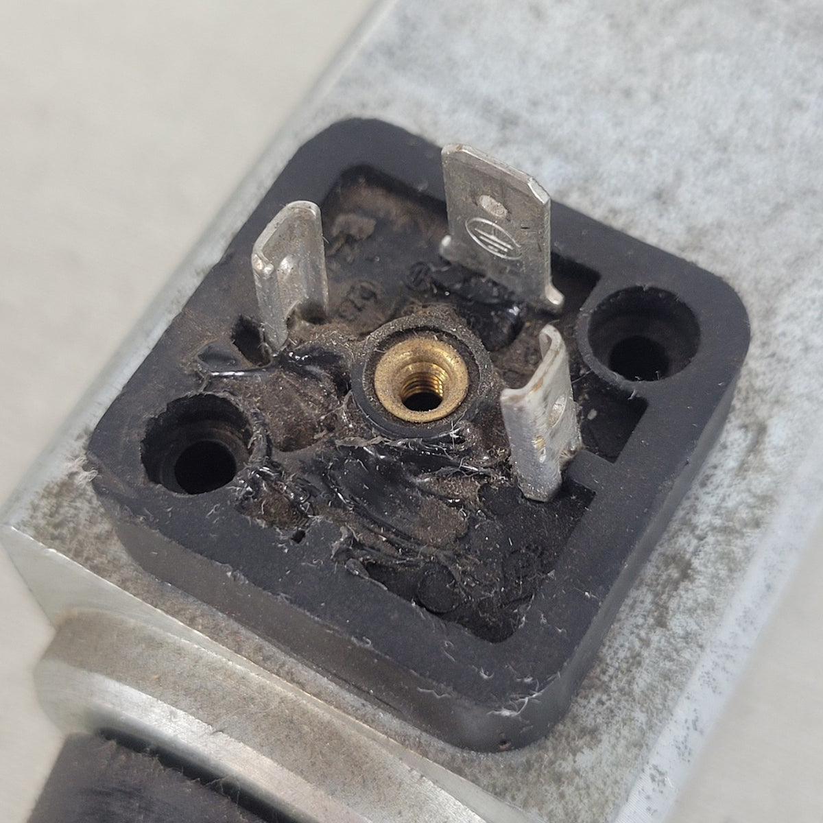 Untested Continental Hydraulics ED03M-5F2I-GD-12L-B Proportional Directional Val
