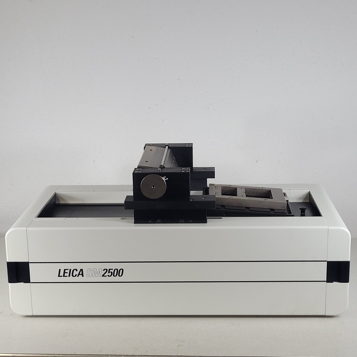 TESTED Leica SM2500 Microtome System 0-1000um Thickness 0.5-100mm/s Speed