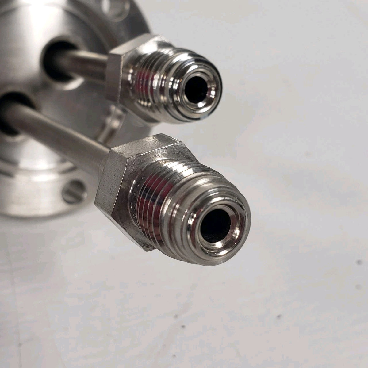 MDC 2.75" CF DN35CF Dual 1/4" VCR Fluid Feedthrough UHV Vacuum 304SS