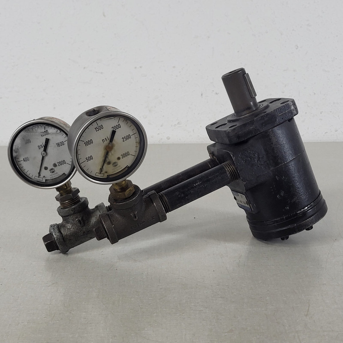 Eaton Char-Lynn 101-1001-009 Hydraulic Gerotor Motor w/ 2 Gauges UNTESTED
