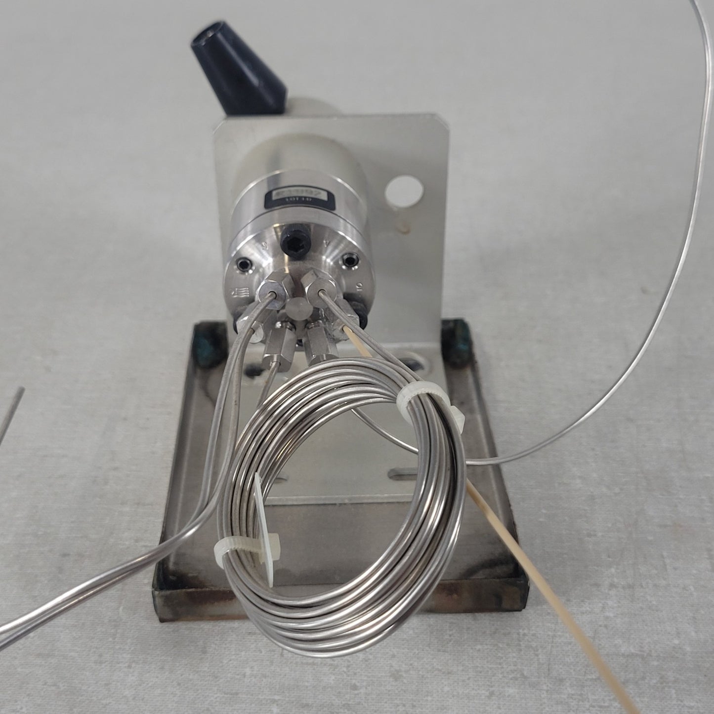 Rheodyne 7125 i Manual Sample Injector Valve HPLC with Tubing & Mounting Bracket
