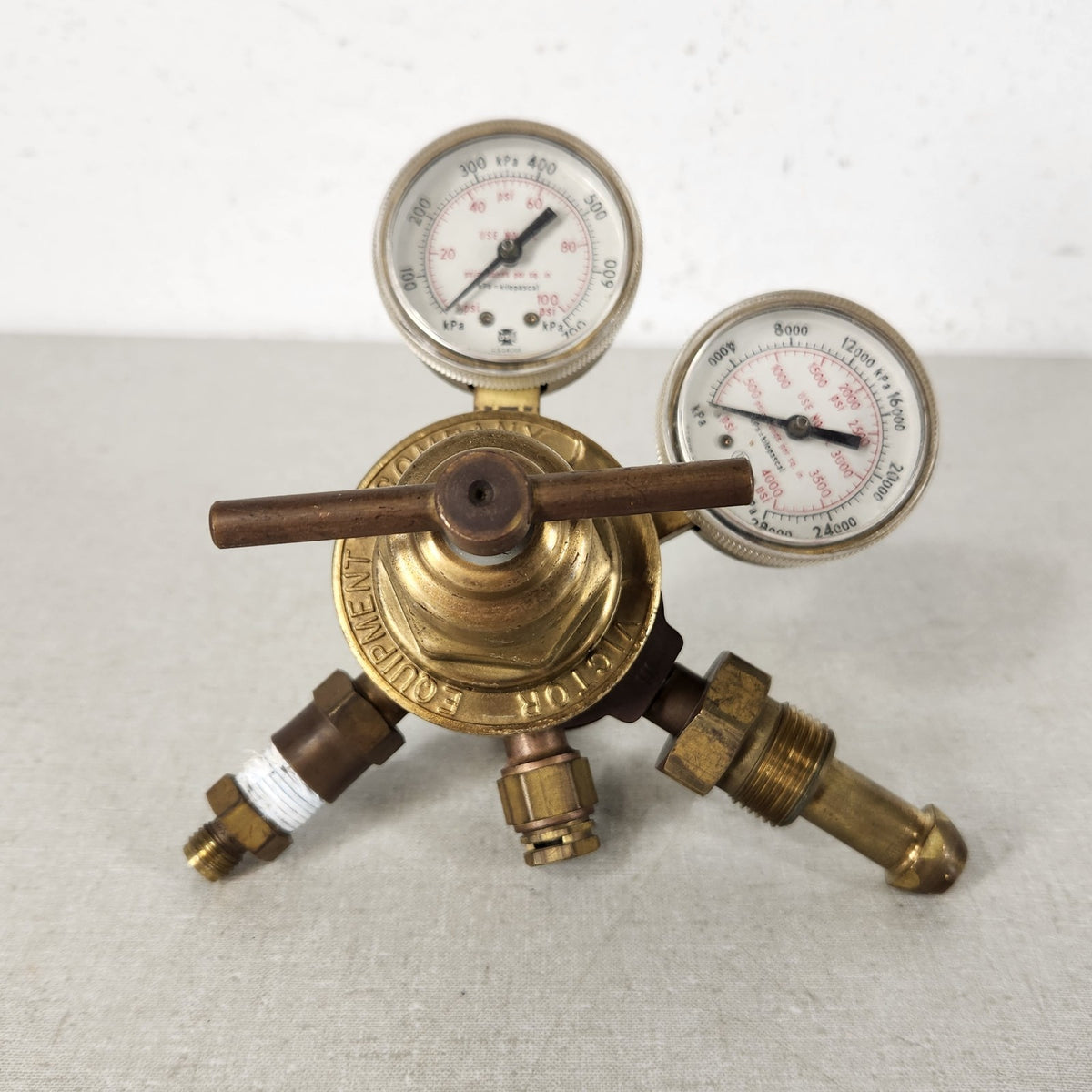 Victor VTS250C Two Stage Inert Gas Regulator 3000 PSI Dual Gauge CGA 580