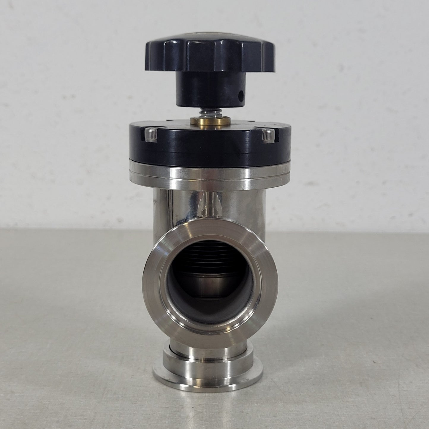 Kurt J Lesker SAV0150MVQF KF40 NW40 Manual Bellows SS Angle High Vacuum Valve