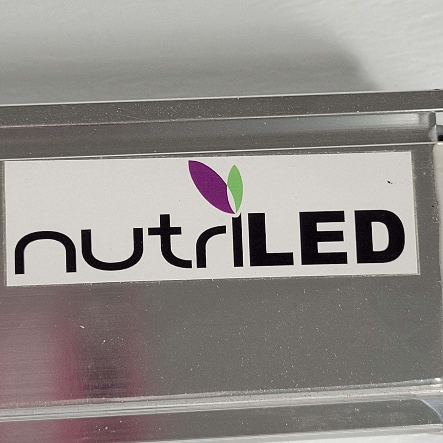 TESTED Hubbell NutriLED NGL12 24" LED Horticultural Grow Light 31W 2:1 R:B
