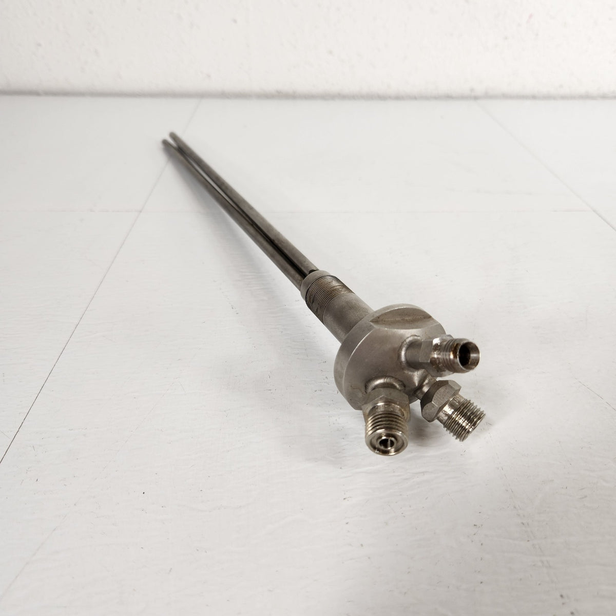 UHV Vacuum Fluid Feedthrough 3/4"-28 UN 3/8" Swagelok + 2x Cajon VCO
