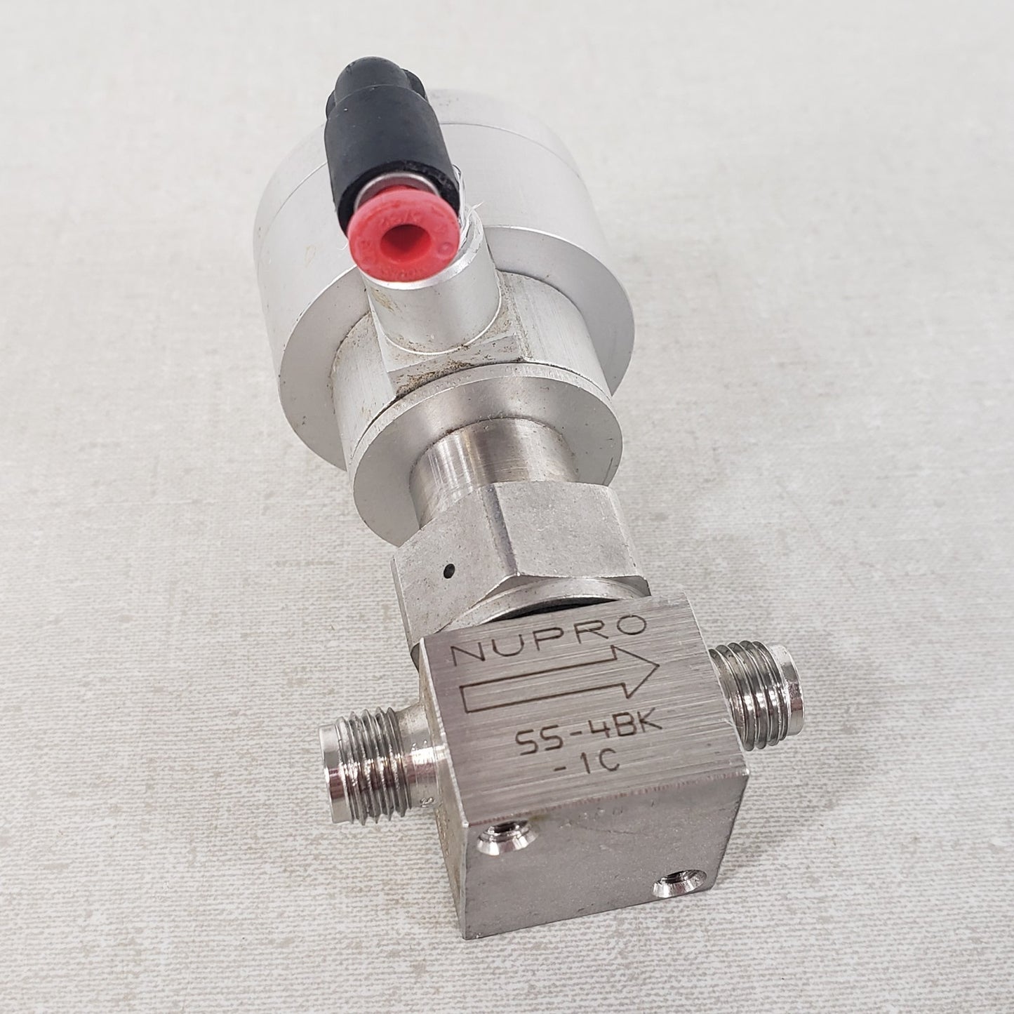 NUPRO Swagelok SS-4BK-1C Pneumatic Bellows Valve 1/4in Tube Fitting