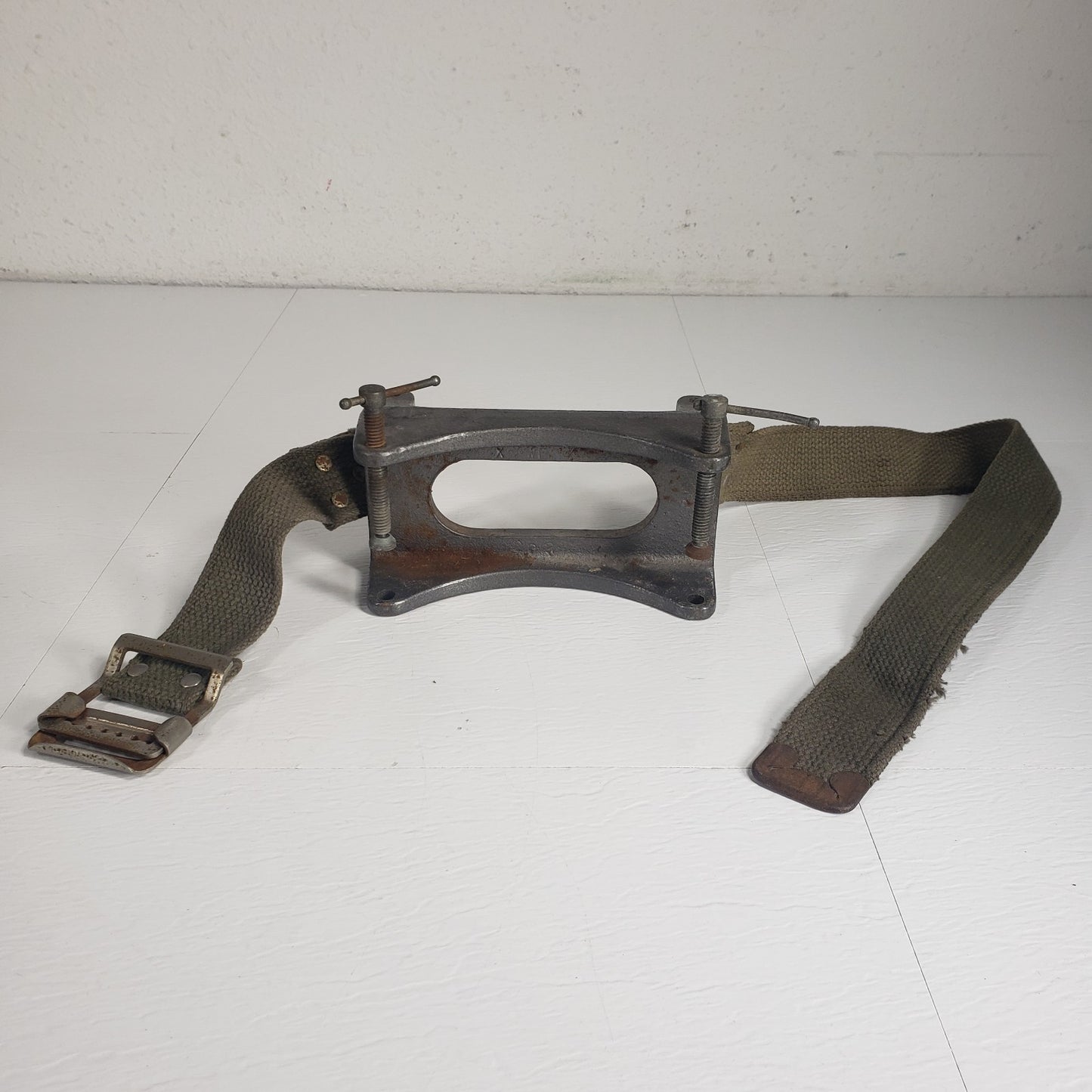 Double Gas Cylinder Bench Mount Bracket Tank Holder Industrial Clamp Restraint