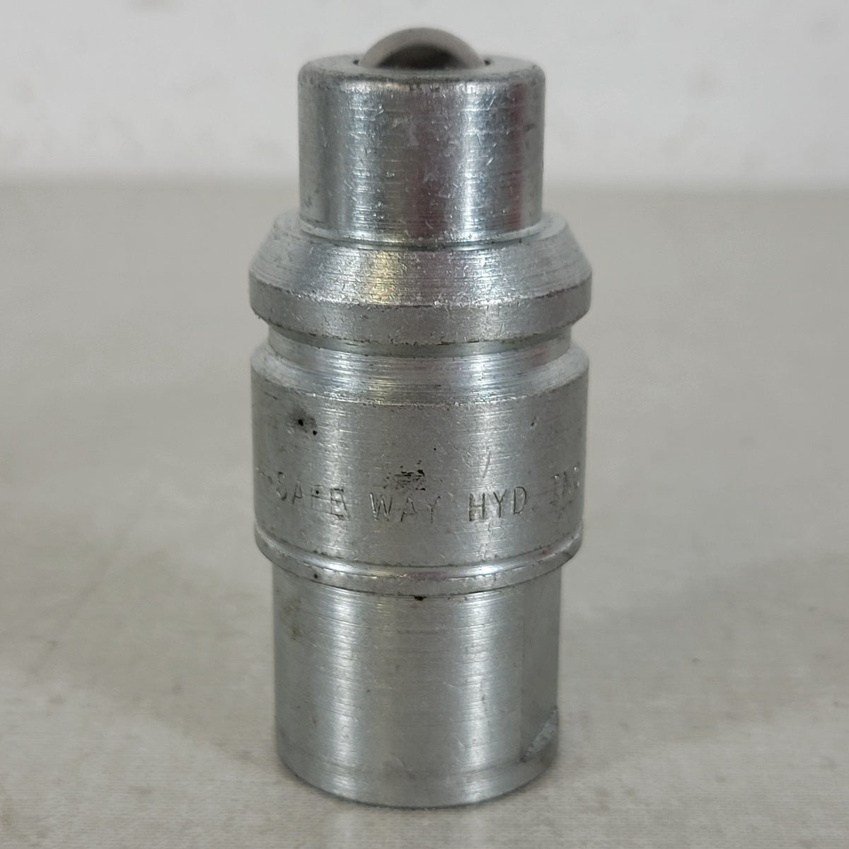 Safeway S12-4 1/2" FNPT Hydraulic Quick Coupler Male Tip IH Old Style 3000 PSI