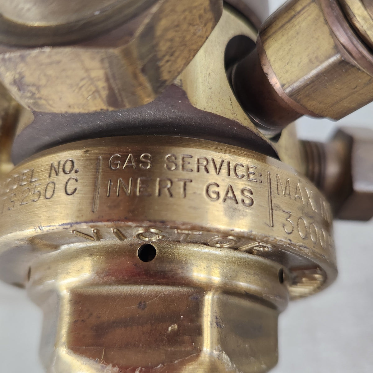 Victor VTS250C Two Stage Inert Gas Regulator 3000 PSI Dual Gauge CGA 580
