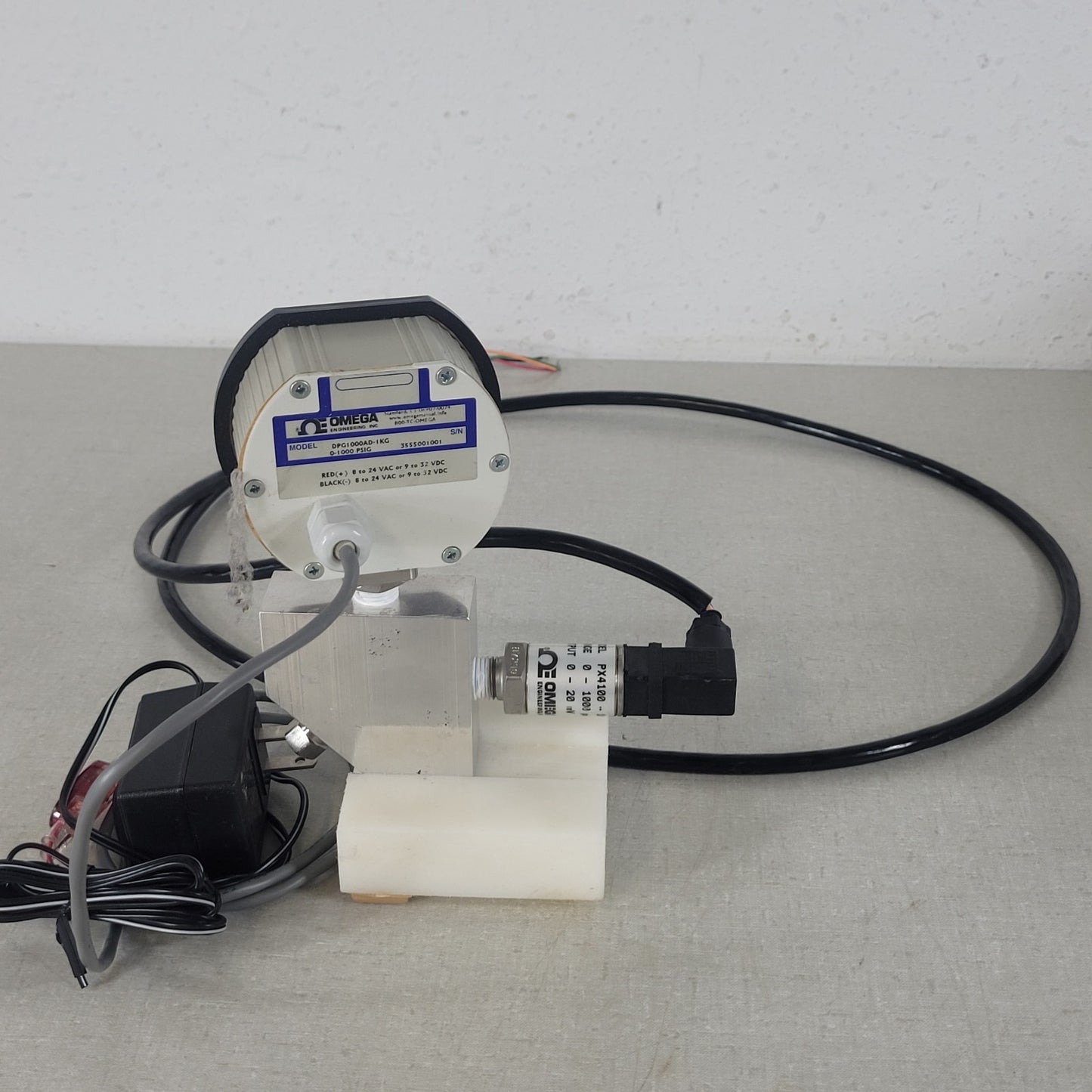 Omega DPG1000AD-1KG PX4100 0-1000 PSI Pressure Gauge Transducer Assembly