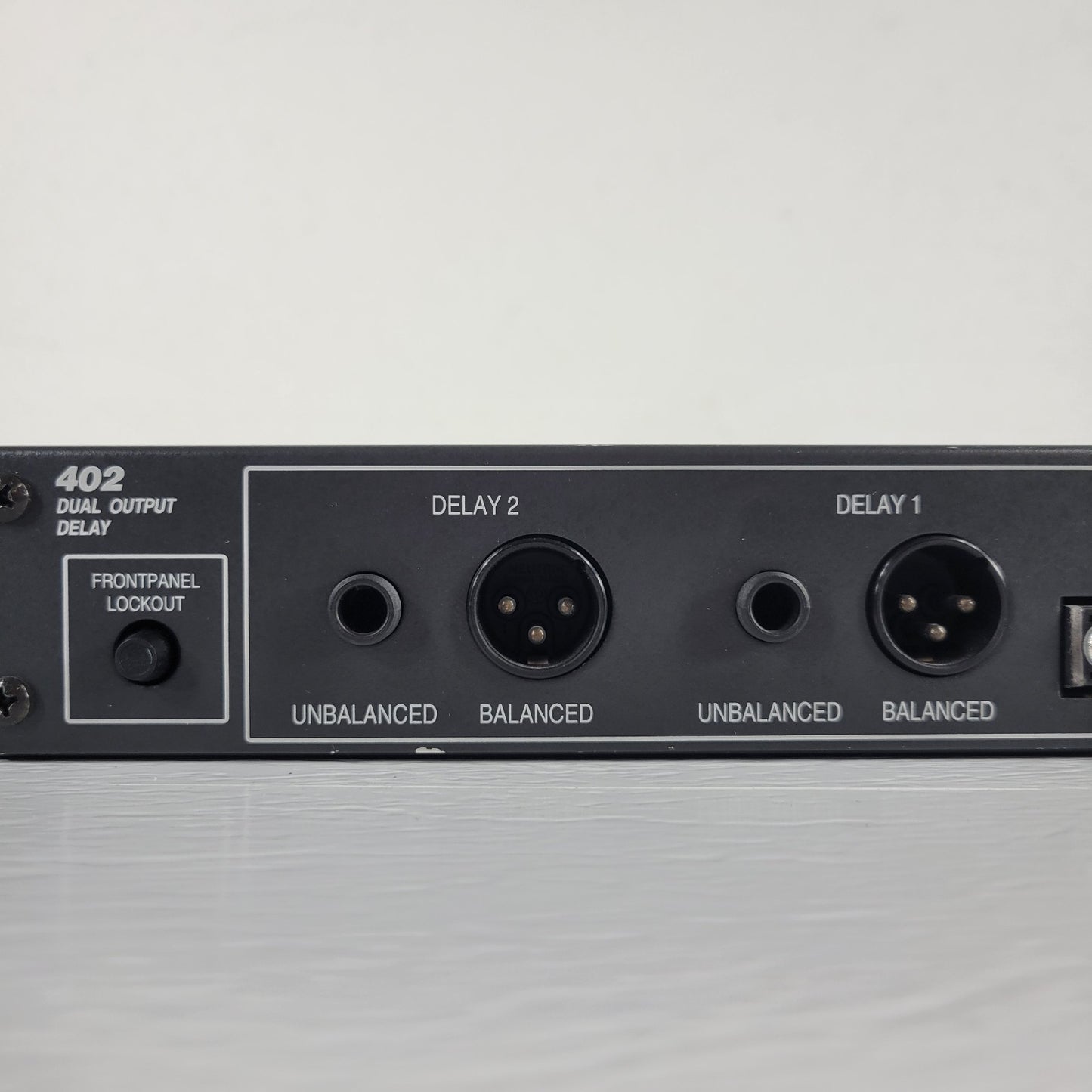 SYMETRIX 402 Dual Output Delay Acoustic Tool, 1 In & 2 Outs XLR and 1/4"