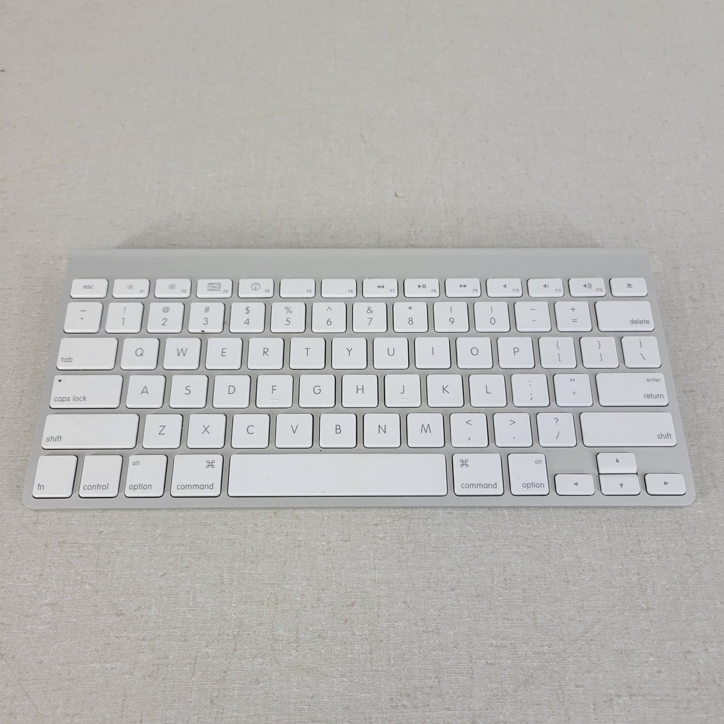 APPLE MC184LL/B A1314 Wireless Bluetooth Keyboard, Aluminum Build, White
