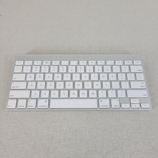 APPLE MC184LL/B A1314 Wireless Bluetooth Keyboard, Aluminum Build, White