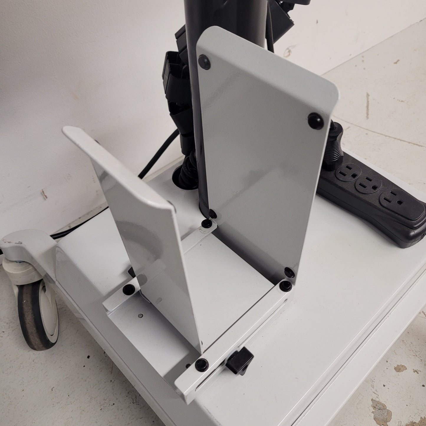 AFC Industries Medical Computer Cart Samsung DM32E 32in Monitor Tripp Lite UPS