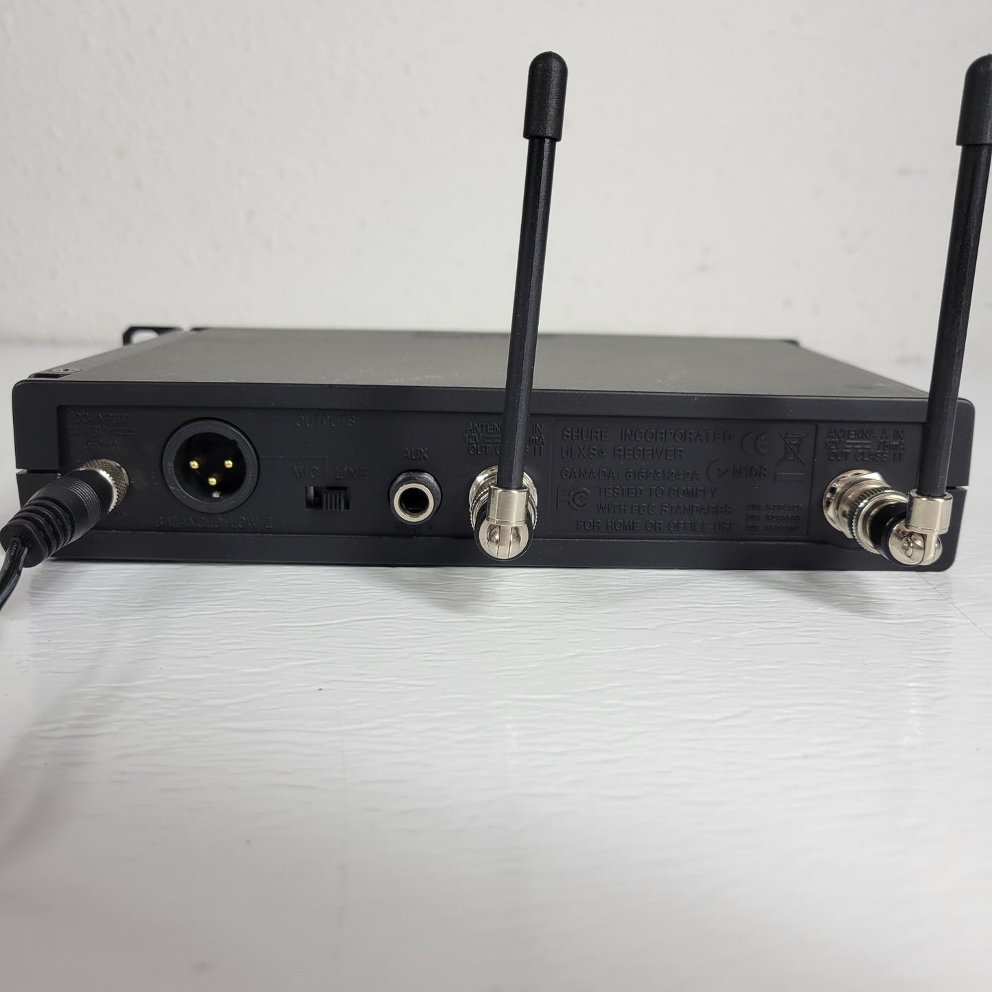 SHURE Wireless Controller ULXS4 J1 554-590MHz, Both Antennae and Power Supply