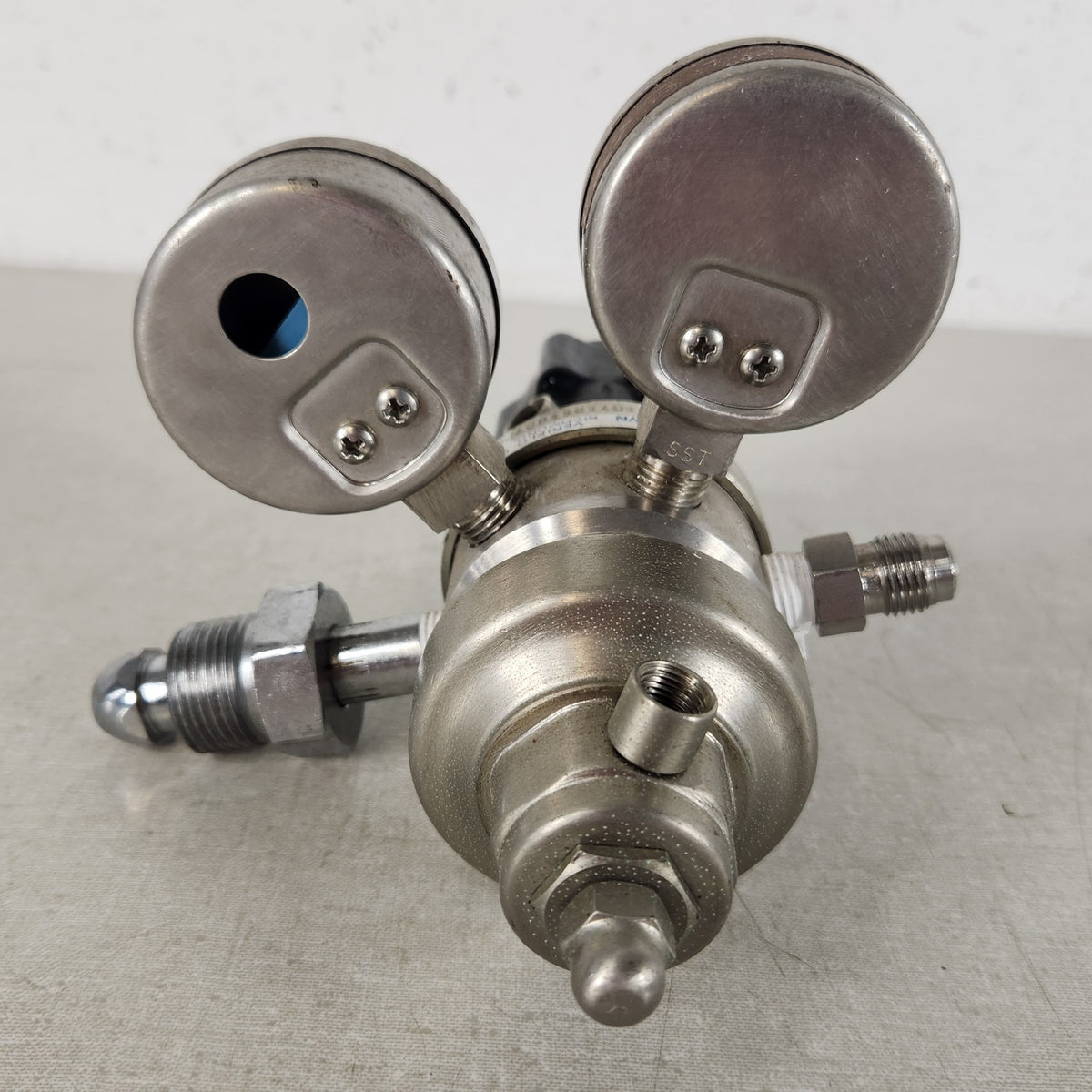 Veriflo DSG752S5807PG Stainless Steel Dual Gauge Gas Pressure Regulator CGA580