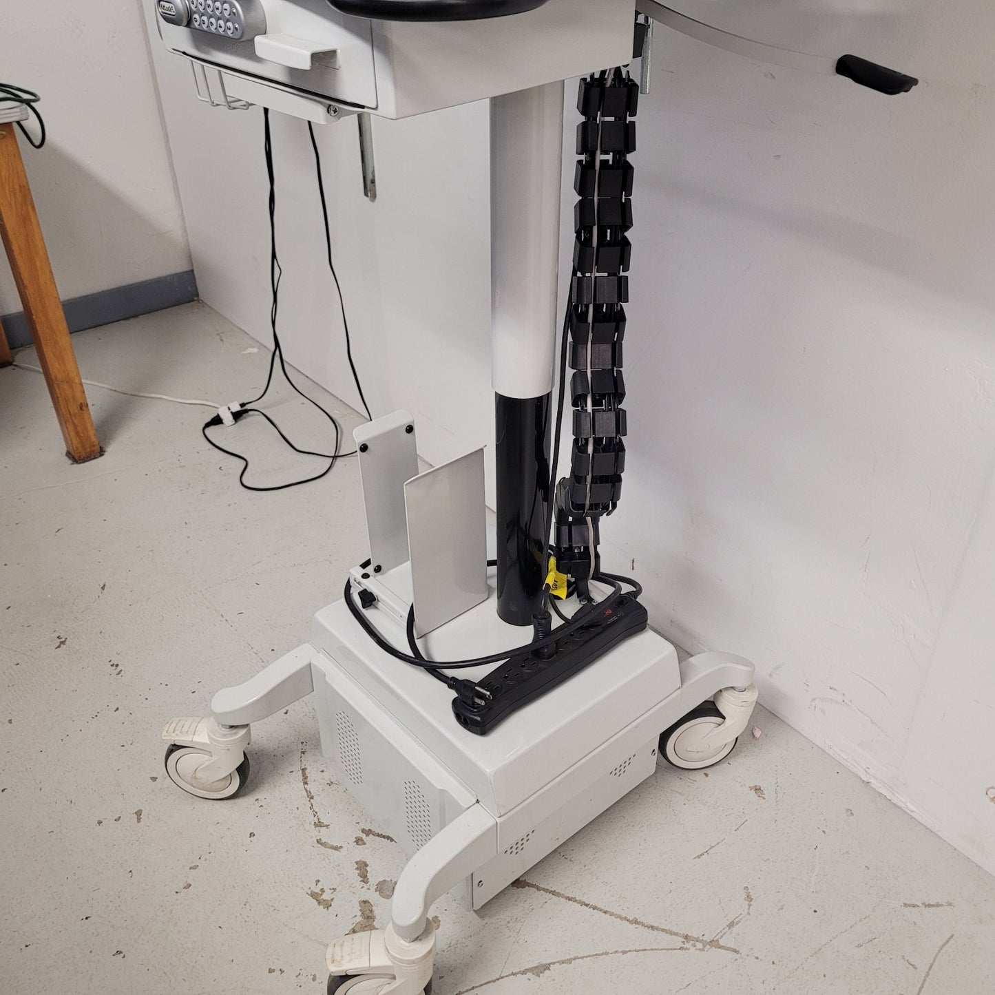 AFC Industries Medical Computer Cart Samsung DM32E 32in Monitor Tripp Lite UPS