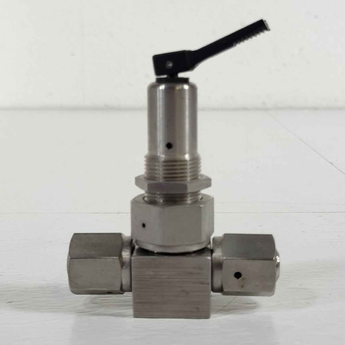 Nupro Swagelok SS-4BKT-V51 1/4" Female VCR Bellows Sealed Toggle Valve 316SS