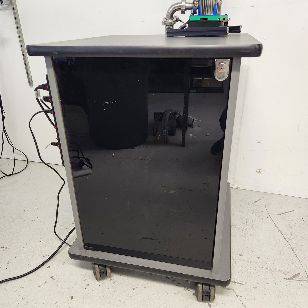 TESTED E-7 Torr UHV Vacuum Cart Varian Turbo-V70 Pfeiffer Duo Pump Station