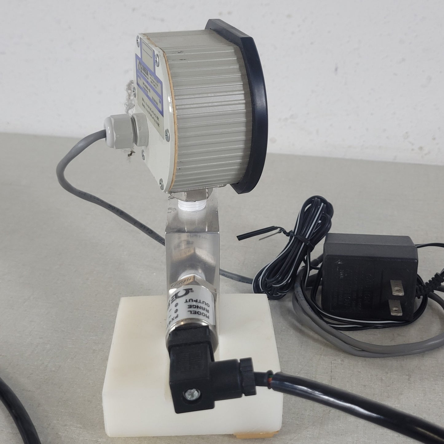 Omega DPG1000AD-1KG PX4100 0-1000 PSI Pressure Gauge Transducer Assembly