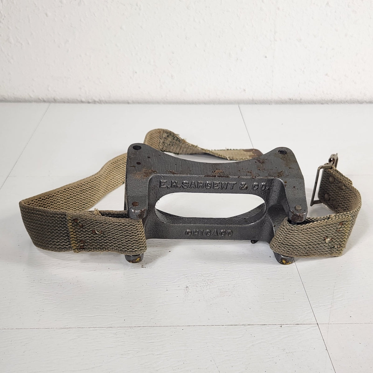 E.H. Sargent Single Gas Cylinder Holder Double Clamp Laboratory Bench Mount