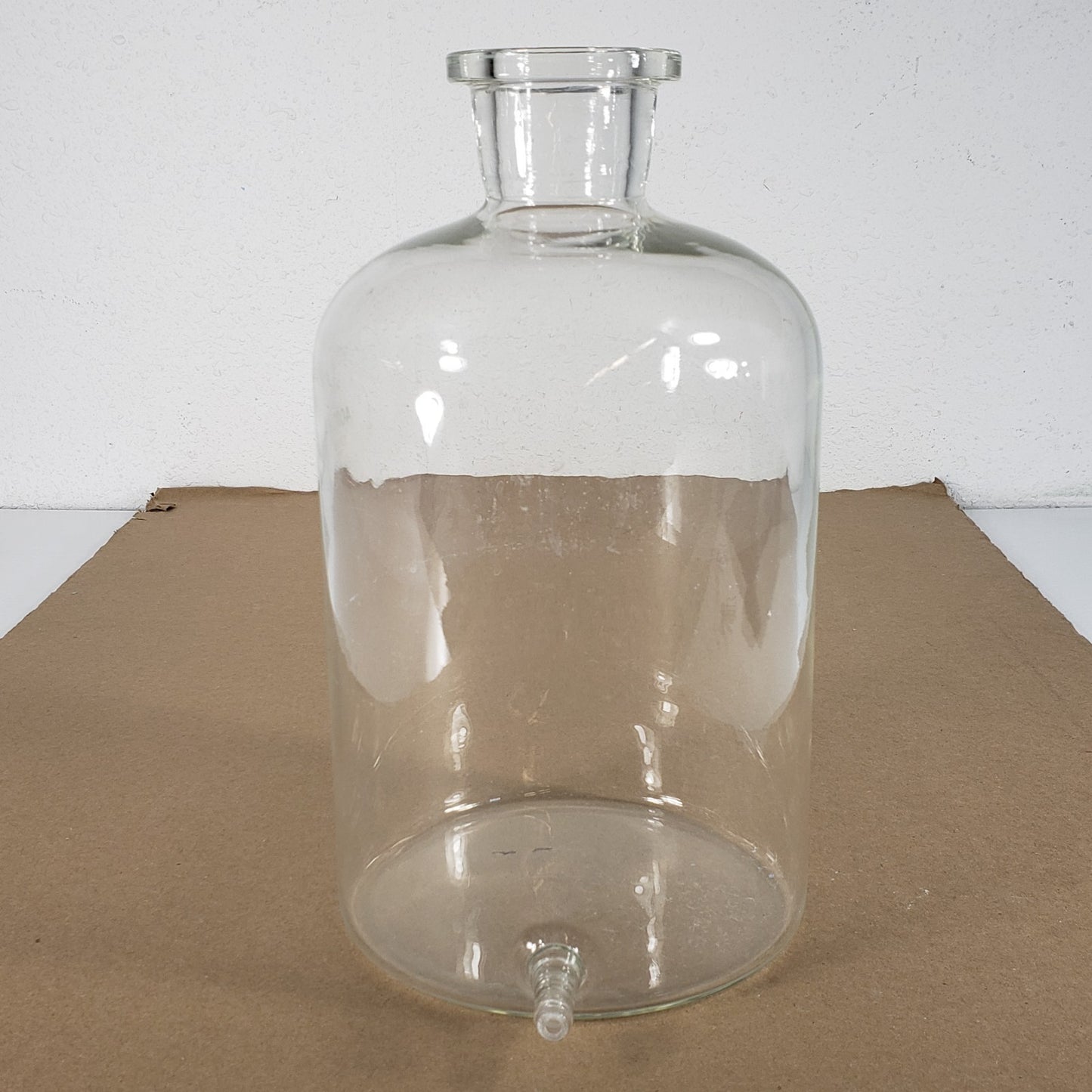 Kimax 14607-4000 4000mL Glass Reservoir Bottle w/3/8" Bottom Hose Outlet