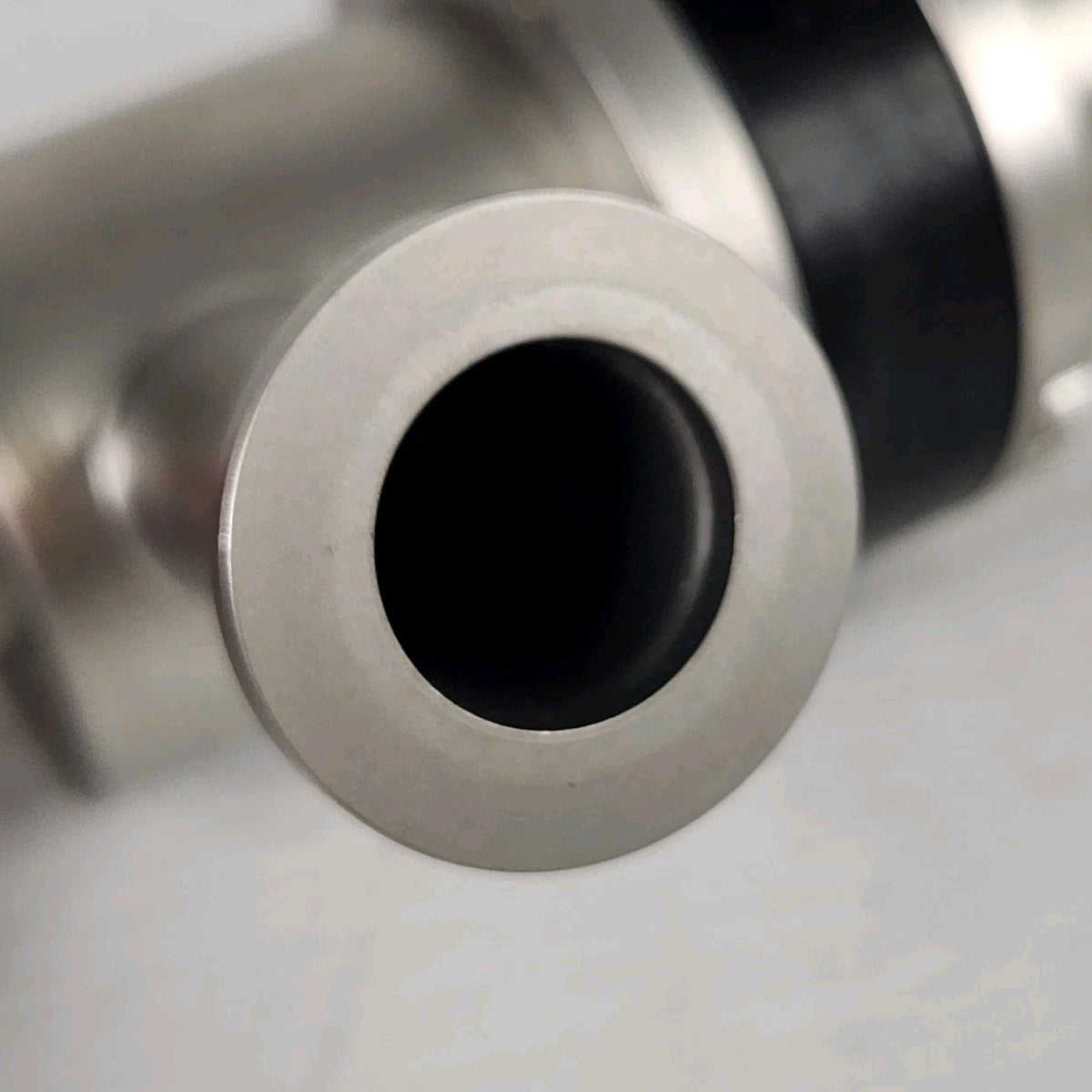 Nor-Cal ESVP-0752-NW 3/4" KF16 NW16 Pneumatic Vacuum Isolation Angle Valve