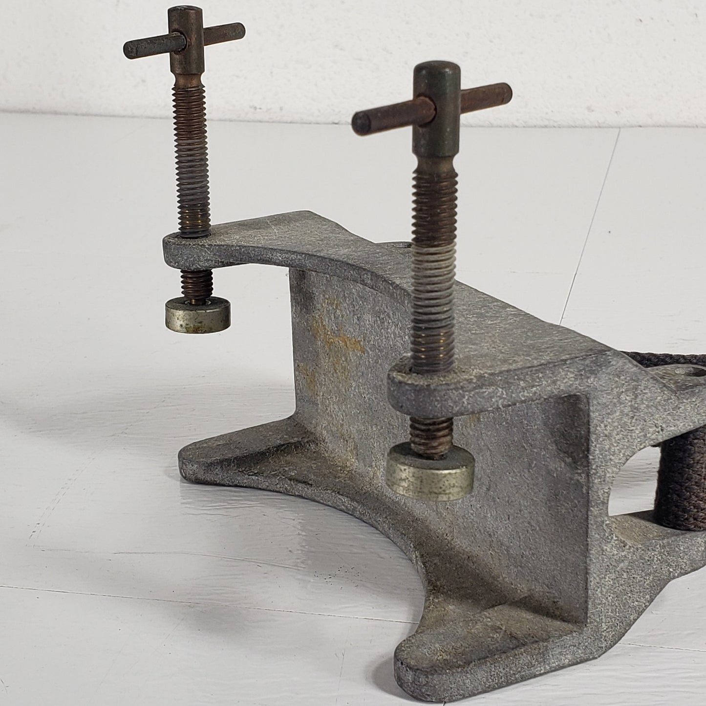 Double Bench Mount Gas Cylinder Bracket Tank Holder with Clamp Restraint