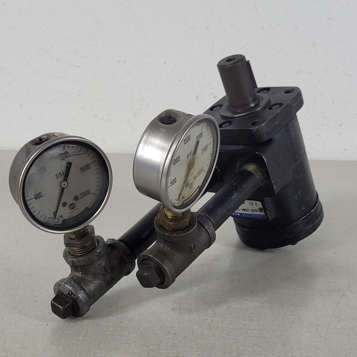 Eaton Char-Lynn 101-1001-009 Hydraulic Gerotor Motor w/ 2 Gauges UNTESTED