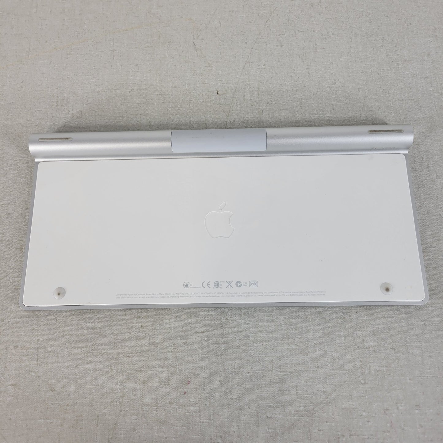 APPLE MC184LL/B A1314 Wireless Bluetooth Keyboard, Aluminum Build, White