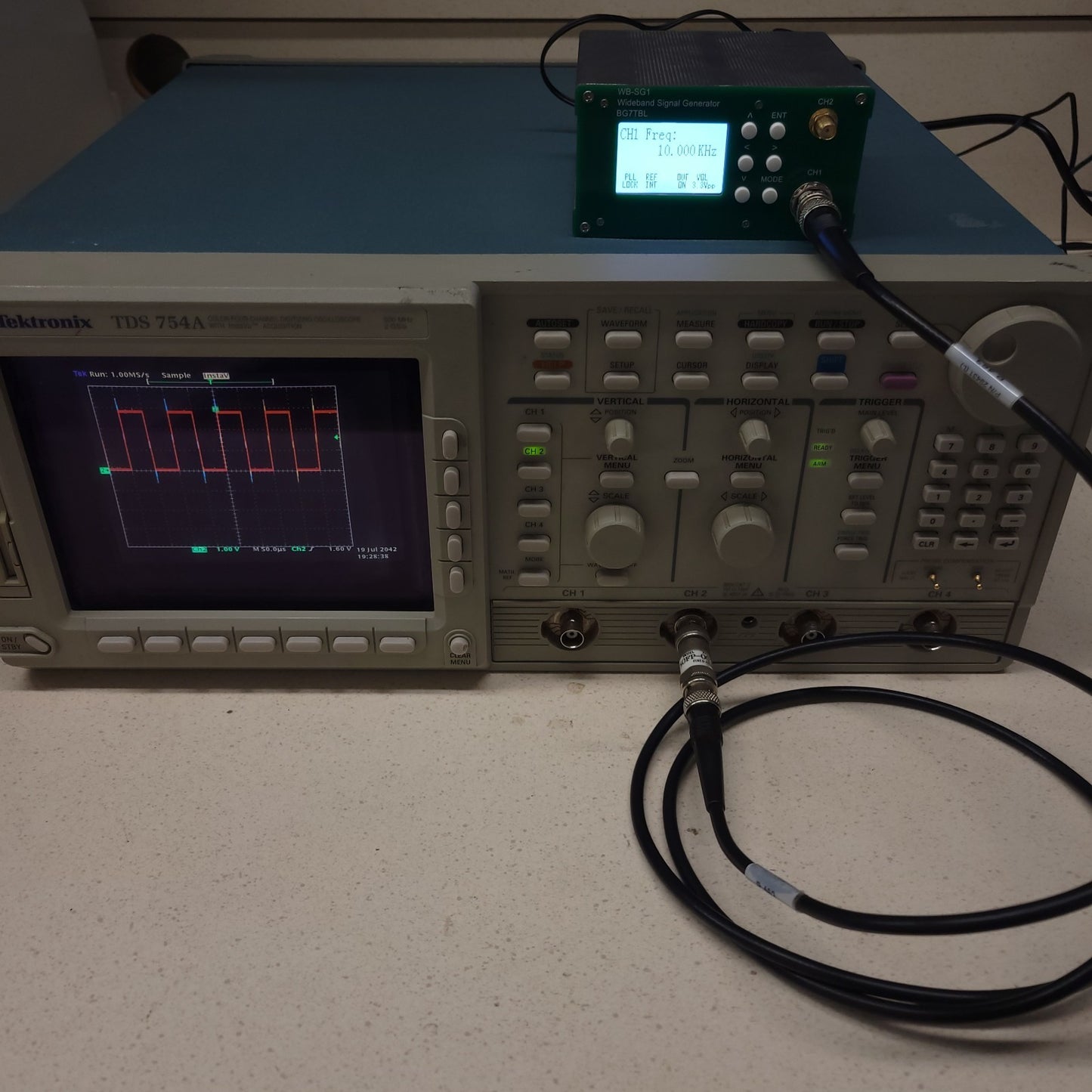 *READ* Tektronix TDS 754A Digitizing Four Channel Oscilloscope 500MHz CRT Screen