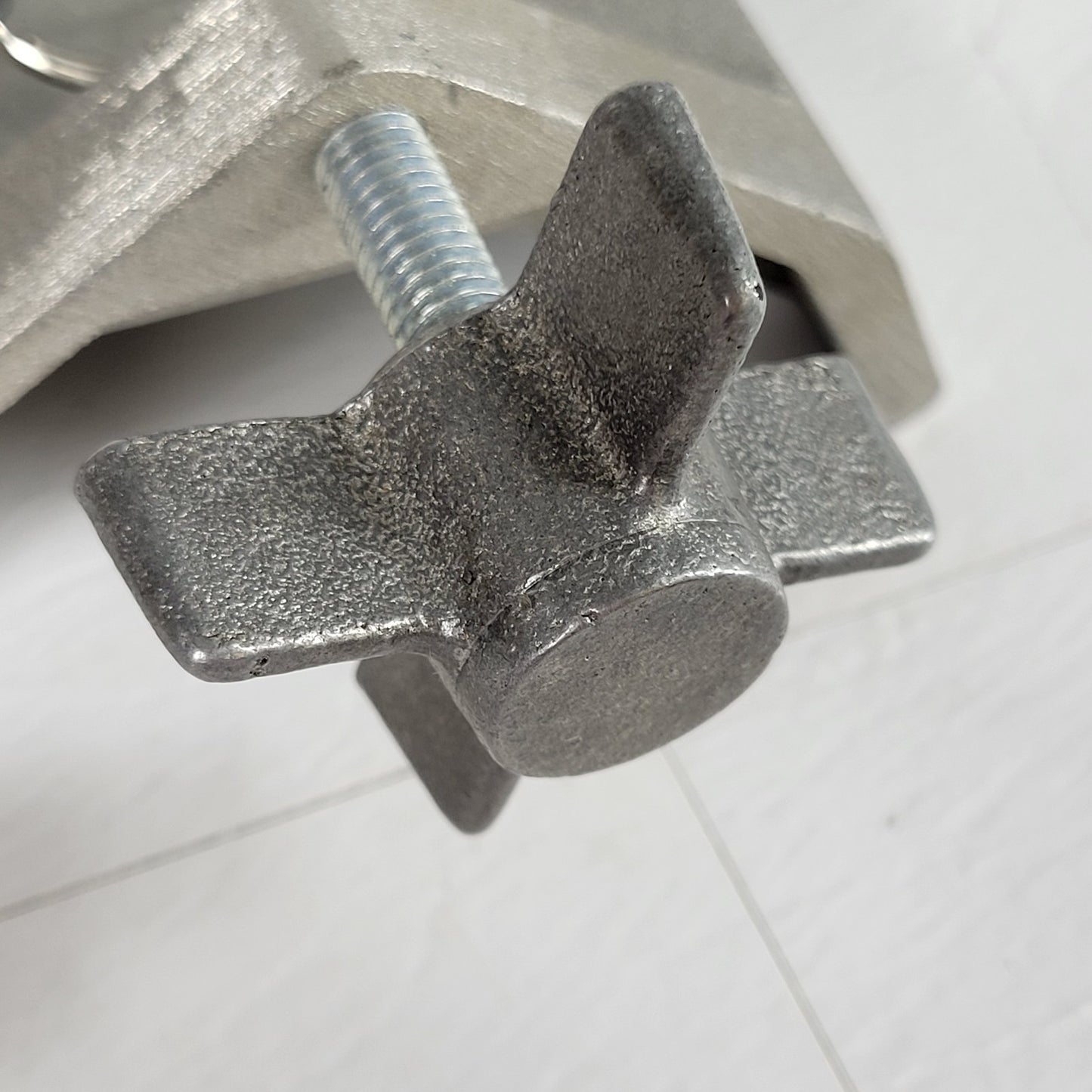 Industrial Gas Cylinder Bench Mount Bracket Clamp Holder Single Tank, Chain