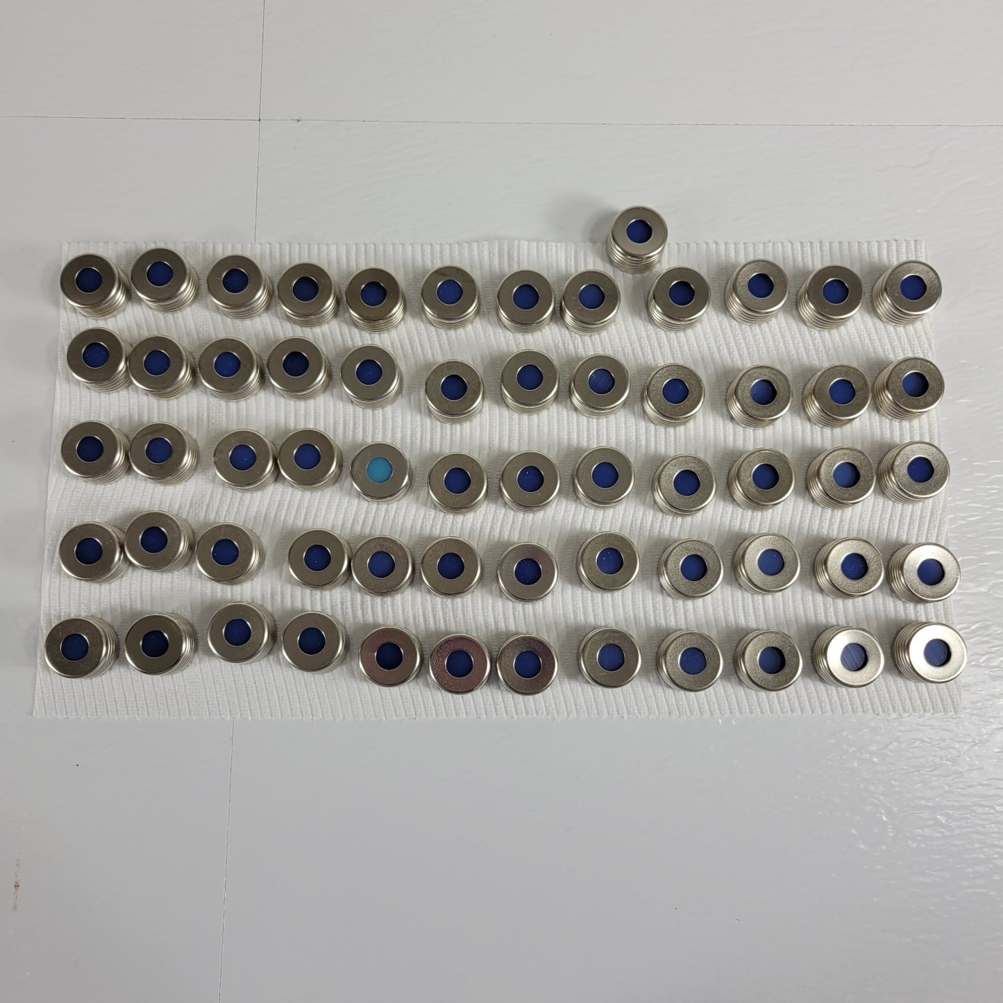 18mm Screw Top Vial Caps with Blue PTFE/Silicone Seals, Pack Of 61
