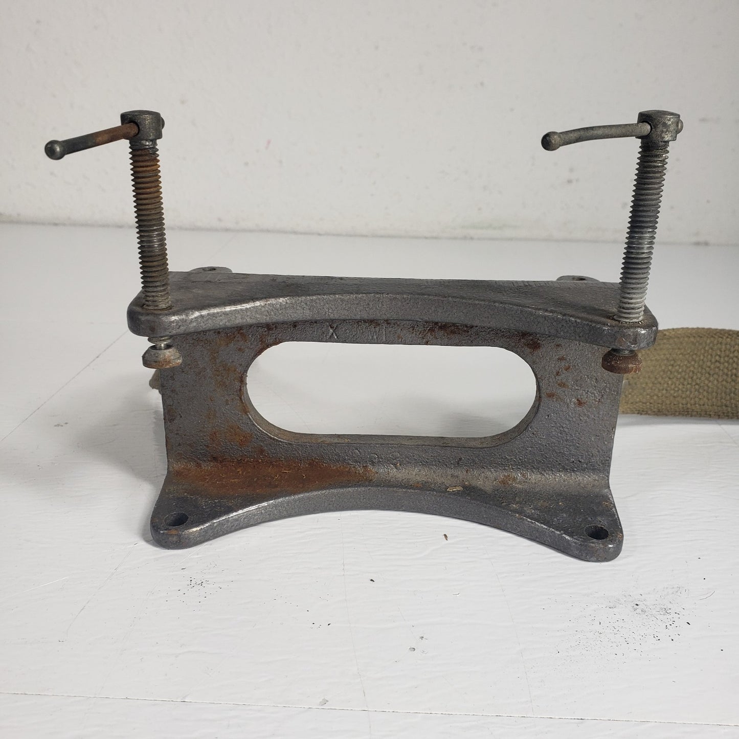 Double Gas Cylinder Bench Mount Bracket Tank Holder Industrial Clamp Restraint