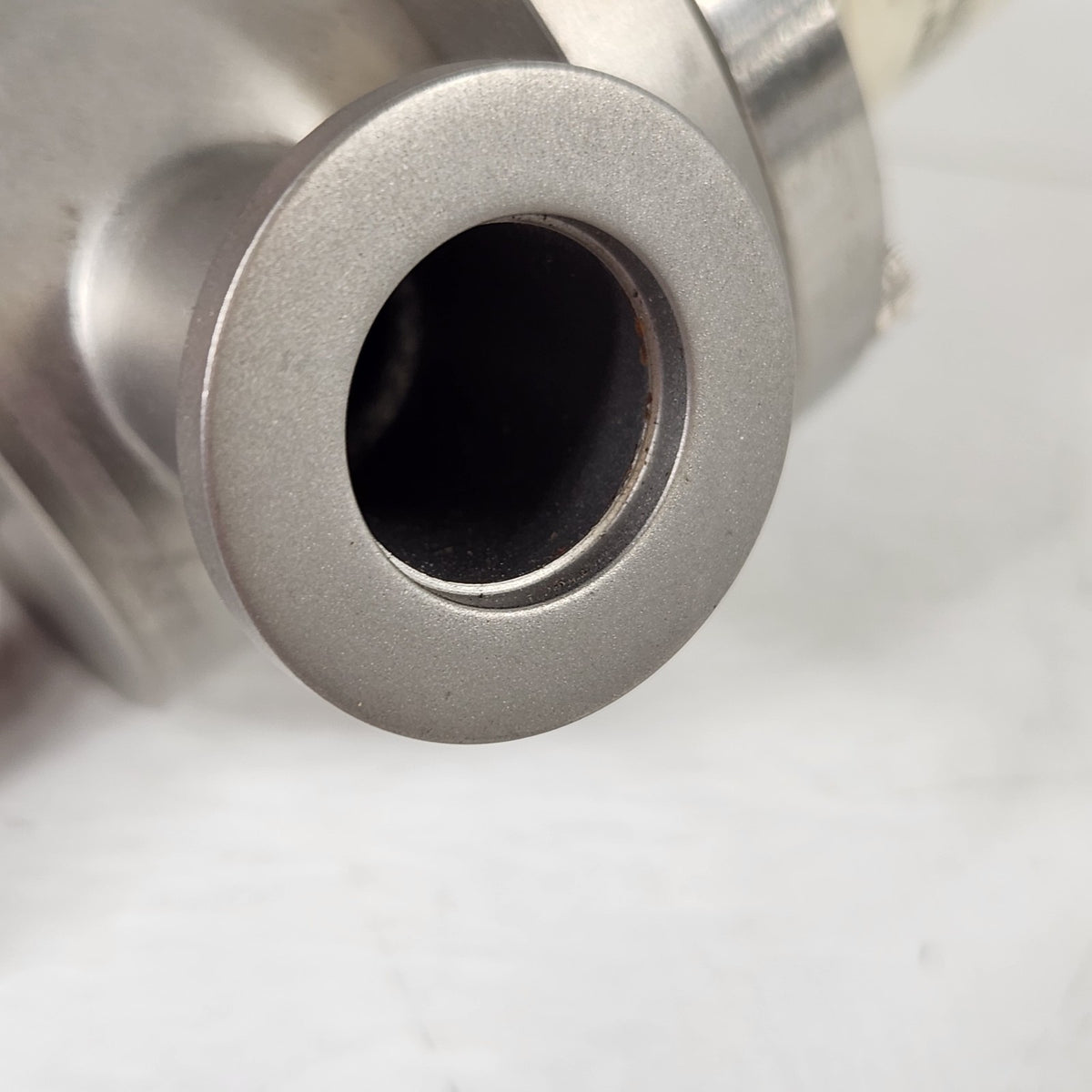 Kurt J. Lesker SA0075PQFZ 3/4" KF16 NW16 Pneumatic High Vacuum Angle Valve QF16