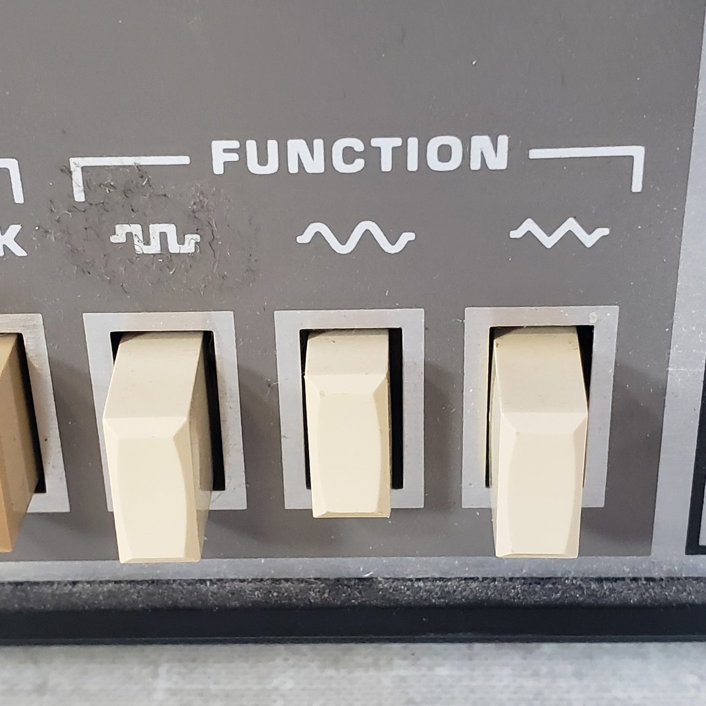 B&K Precision 3010 Function Generator 1MHz Sine Square Triangle TTL No Cable