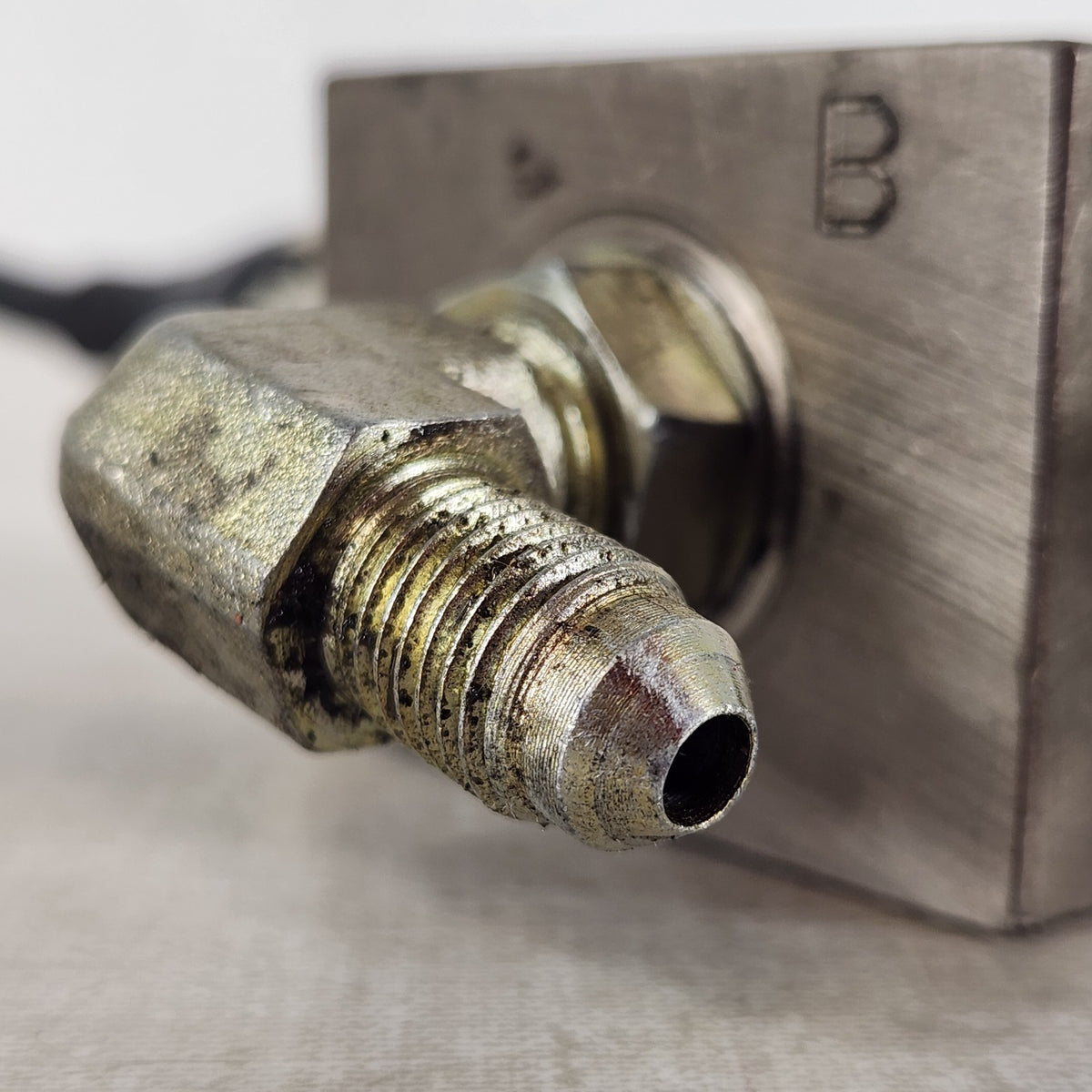 Sauer Danfoss FV-6167 Vermeer Pressure Gauge Shuttle Valve Manifold Untested