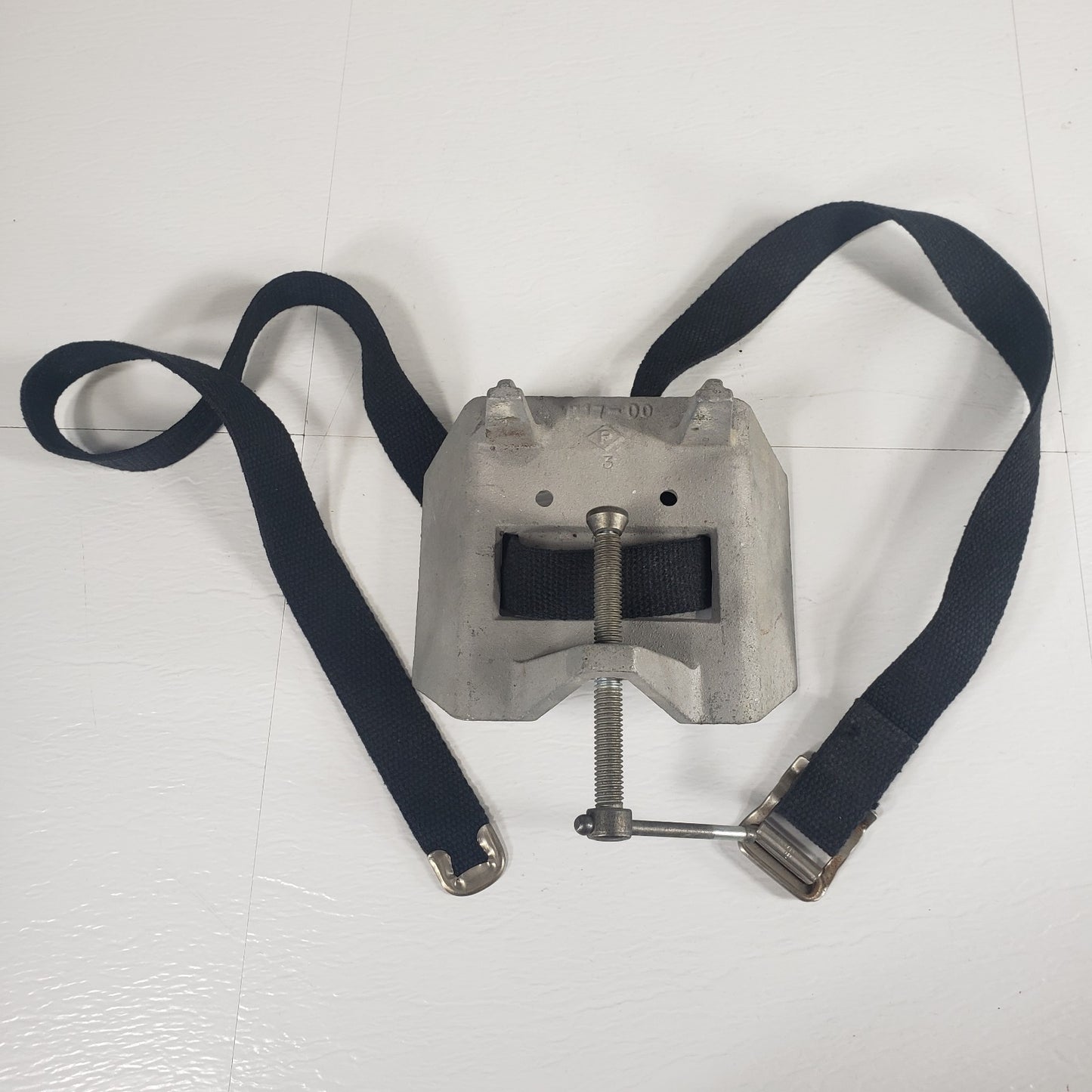 OHAUS 9014-00 Gas Cylinder Clamp Holder Bench Lab Tank Bracket w/ Strap