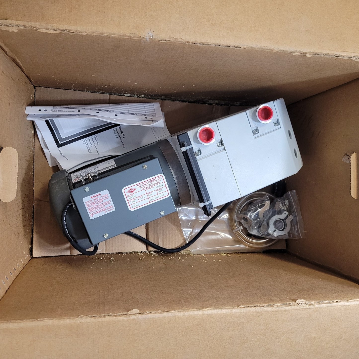 NOS Leybold TRIVAC D16B Rotary Vane Vacuum Pump 898698 KF25 NW25 w/ Accessories